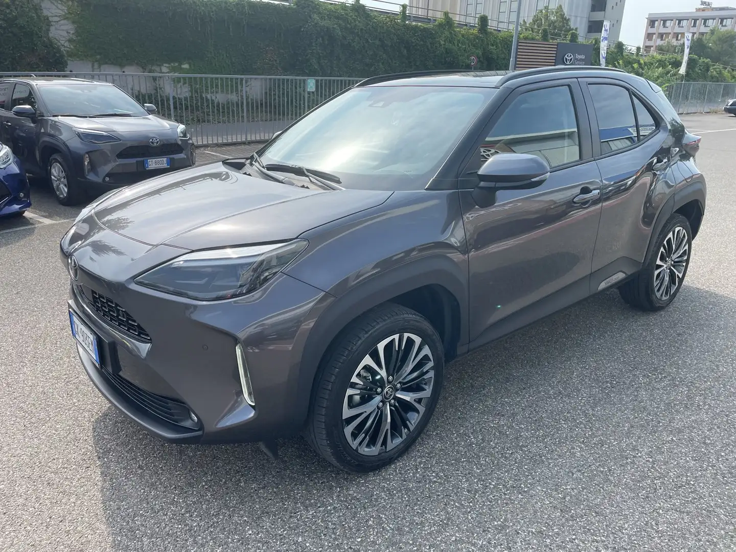 Toyota Yaris Cross 1.5 Hybrid 5p. E-CVT Lounge Grijs - 1
