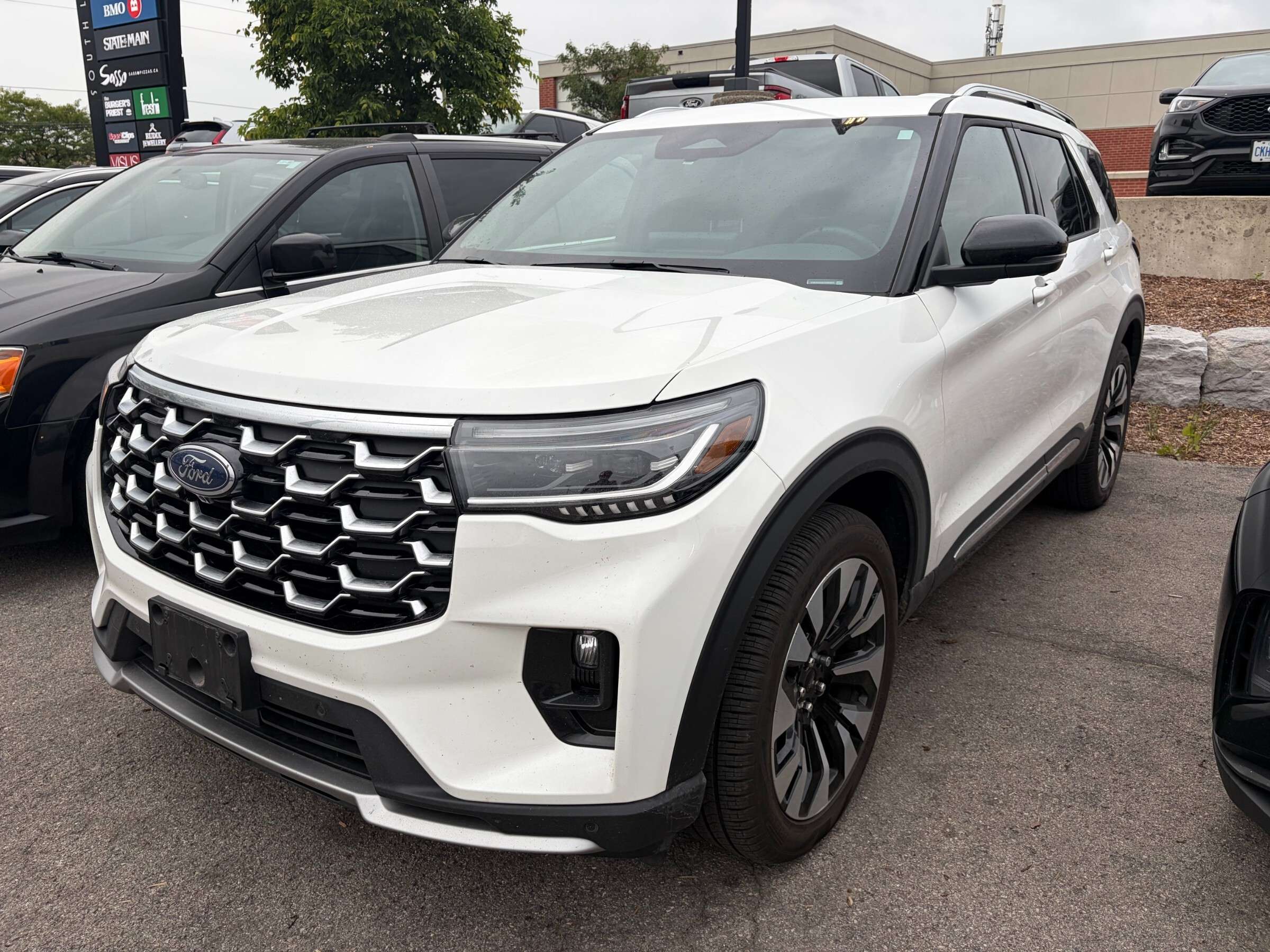 2026 Ford Explorer Platinum NO ADMIN FEES! | PREMIUM LUXURY | ONE OWN — photo 1