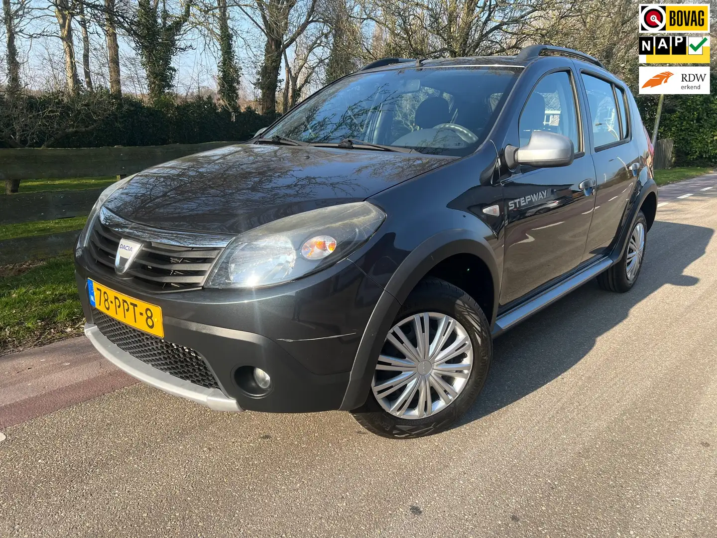 Dacia Sandero 1.6 Stepway APK tm Maart 2026 Grijs - 1