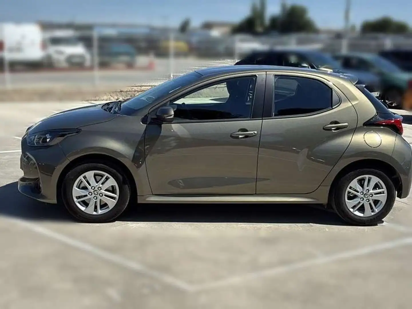 Toyota Yaris 120H 1.5 Active Tech Gris - 2