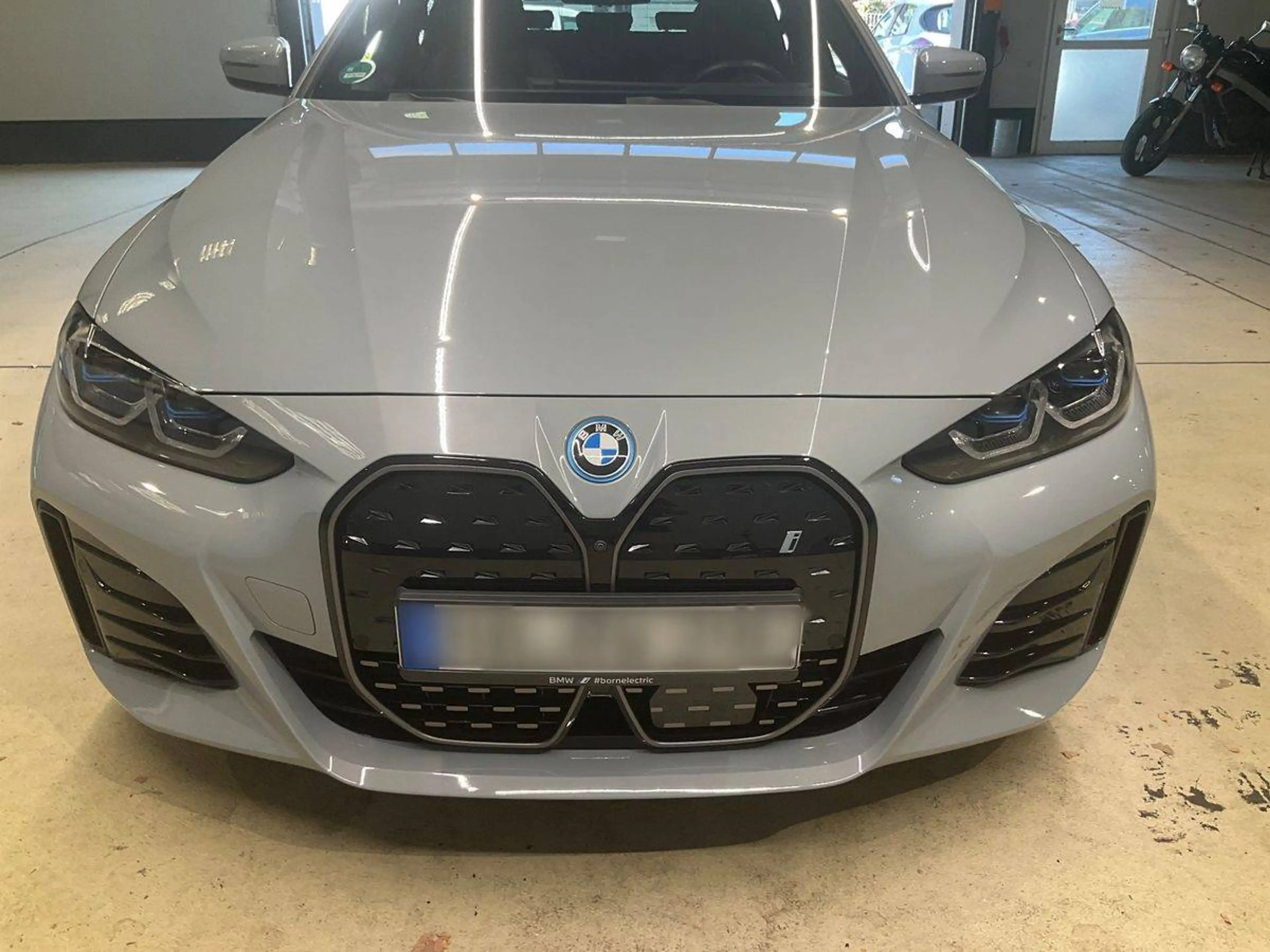 BMW i4 40 eDrive M Sport — photo 13