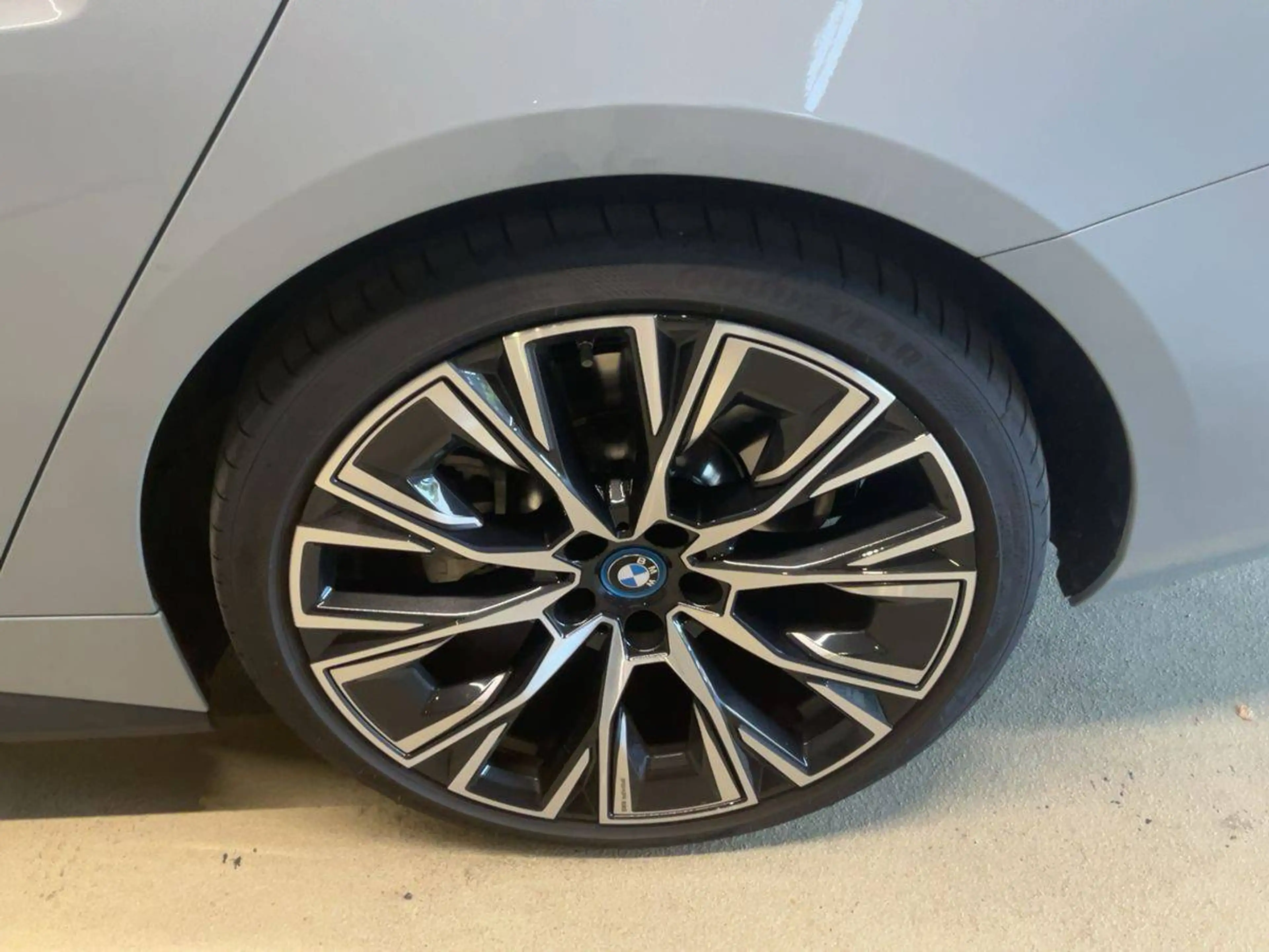 BMW i4 40 eDrive M Sport — photo 9