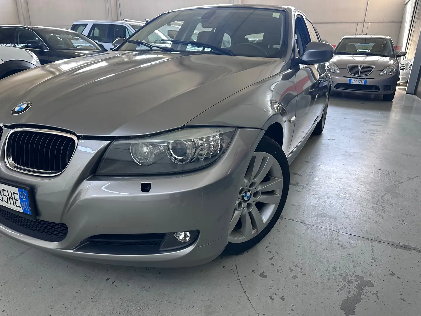 BMW 318 318d Touring 2.0 Futura c/pelle 143cv Grijs - 2