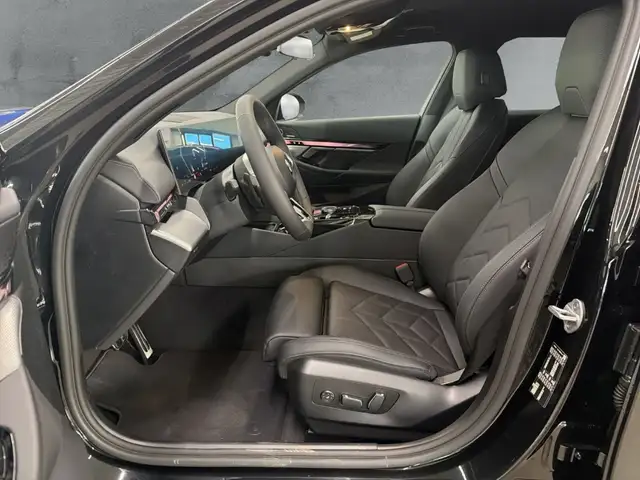 BMW 5 Series view 8