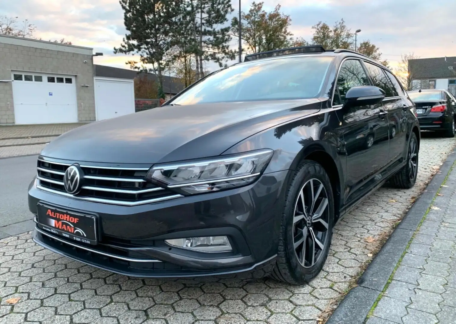 Volkswagen Passat Variant Kombi in Grau gebraucht in Troisdorf für €  33.990