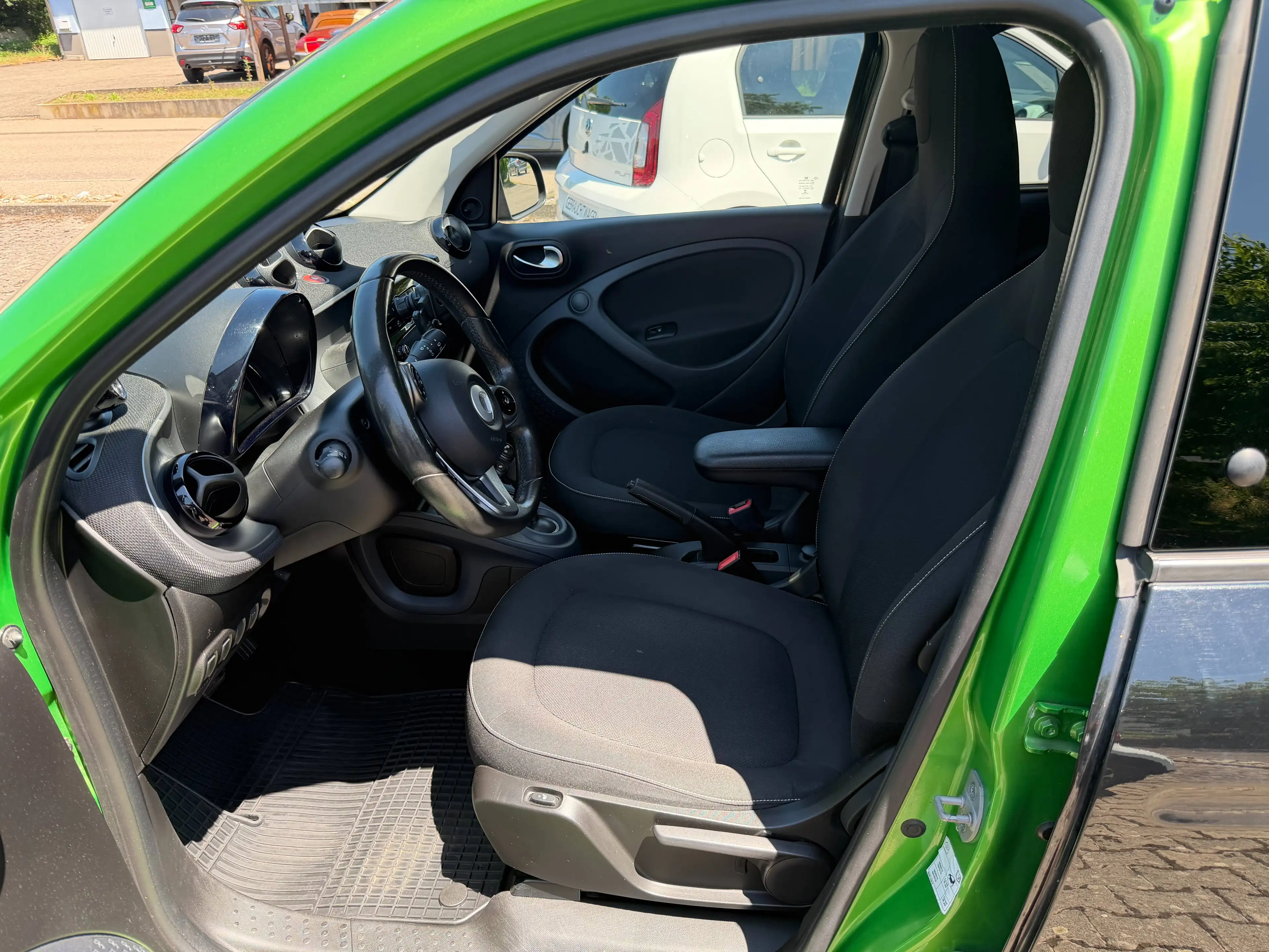 smart forFour electric drive / EQ 60 kW passion Parksensoren Sitzheizung Bluetooth Tempomat — photo 13