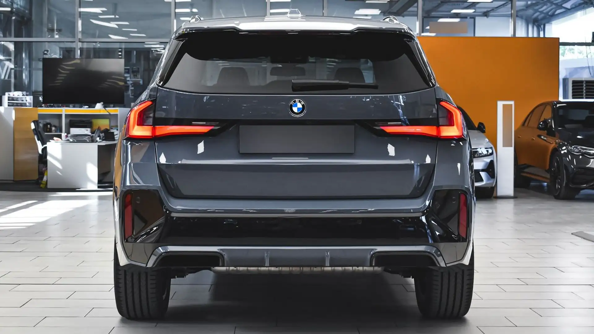 BMW X1 xDrive23i M Sport Mild Hybrid Steptronic Grau - 2