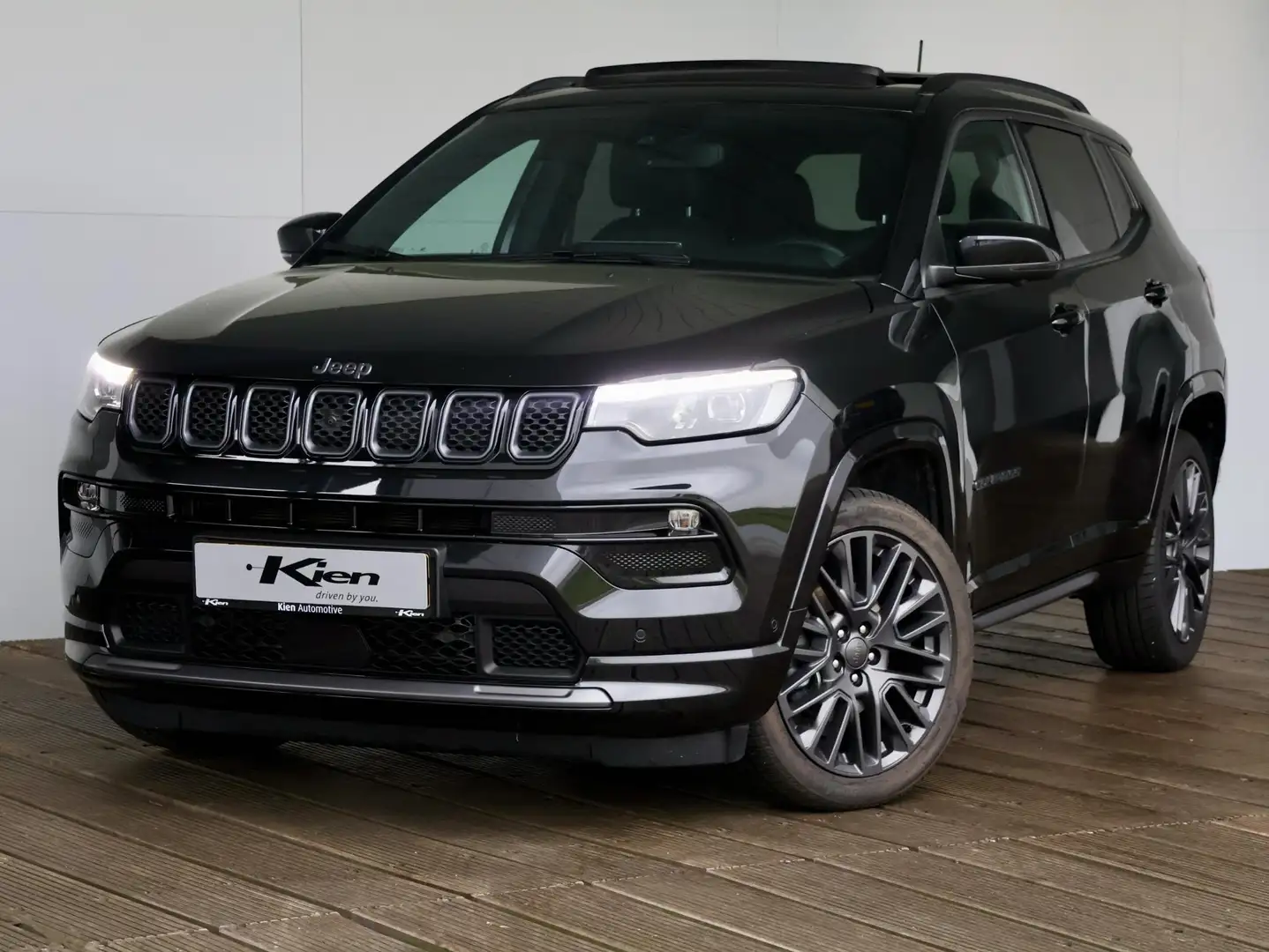Jeep Compass 1.3T S | Panoramadak | Navigatie | Stoel verwarmin Zwart - 2