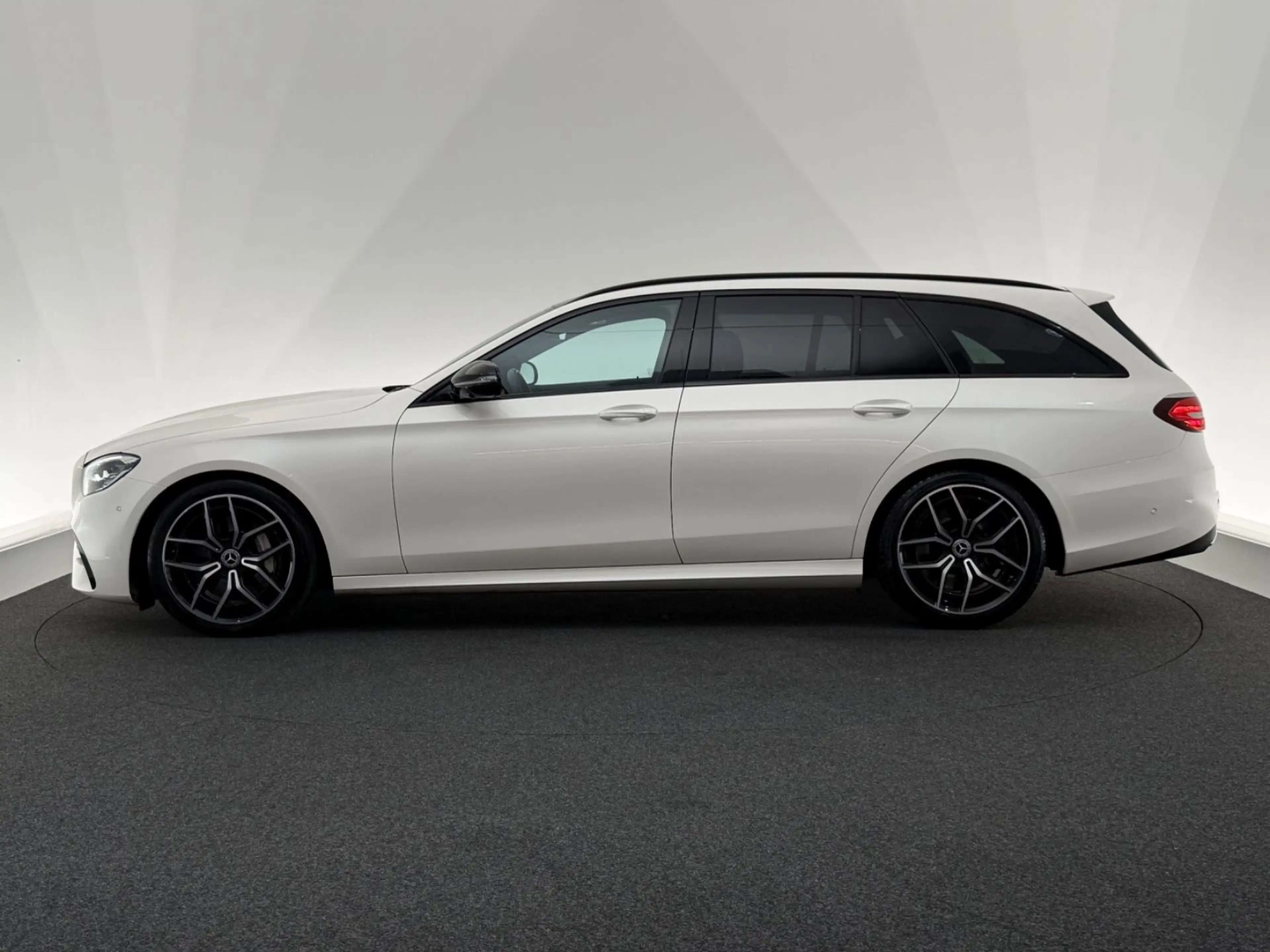 Mercedes-Benz E 450 4Ma.*AMG LINE*NIGHT-LED-AHK-PANO-360°-ABC — photo 4
