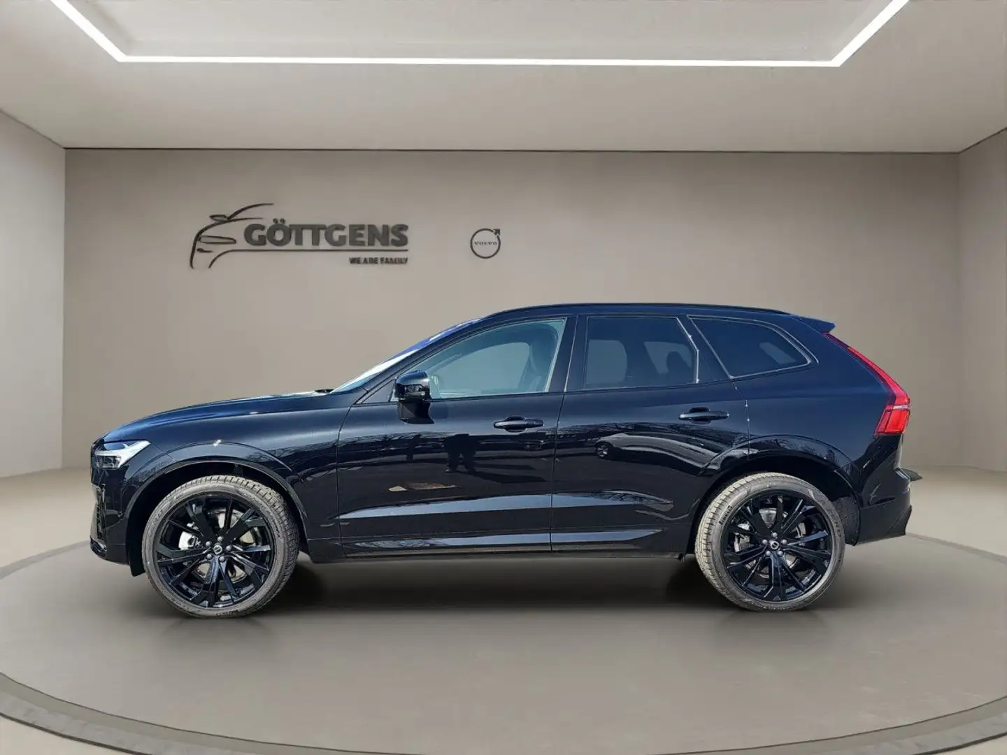 Volvo XC60 B5 AWD Black Edition PLUS LUFT 360° PANO AHK Schwarz - 2