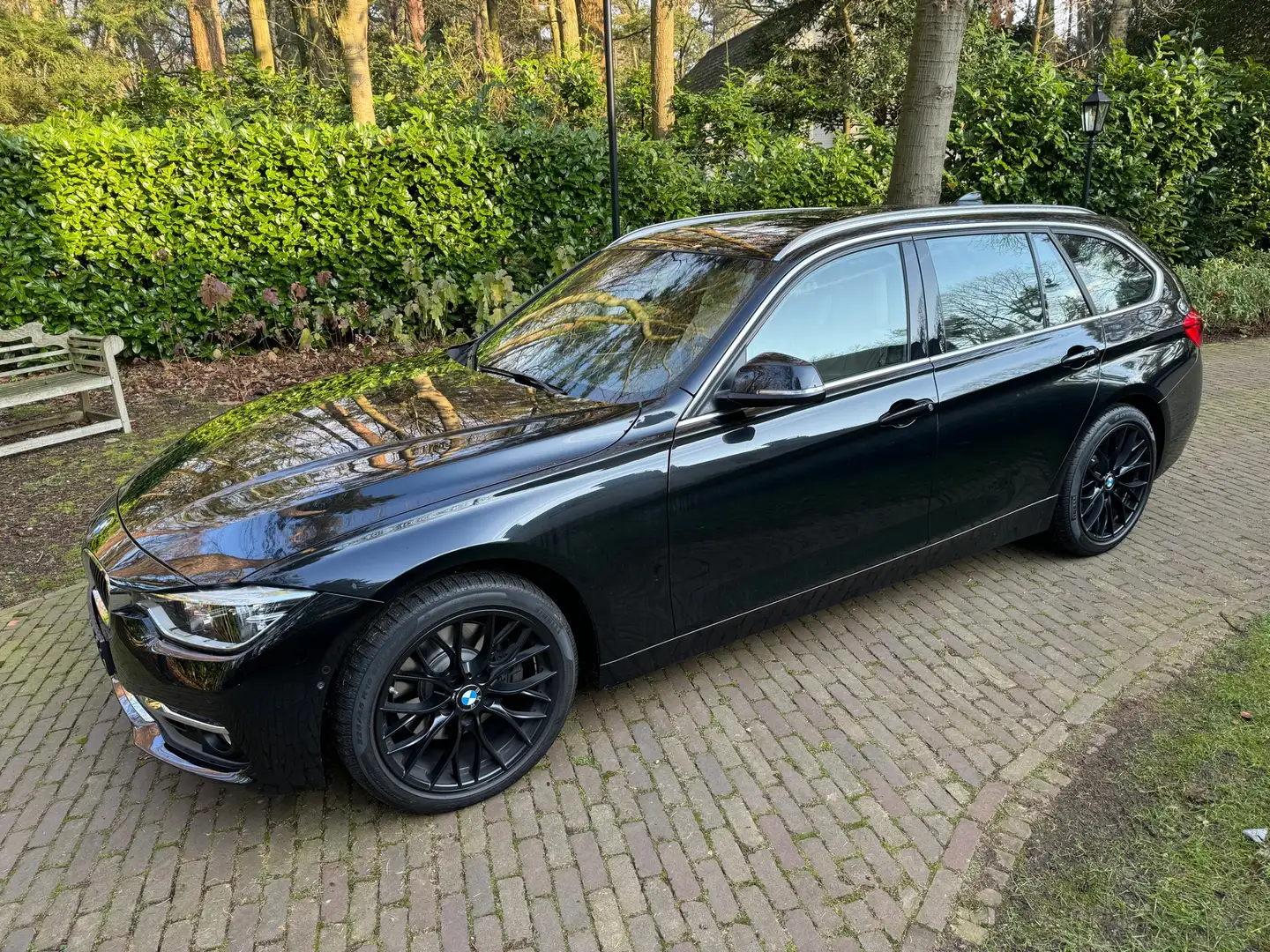 BMW 330 i xD High Exec. Individual package Zwart - 1