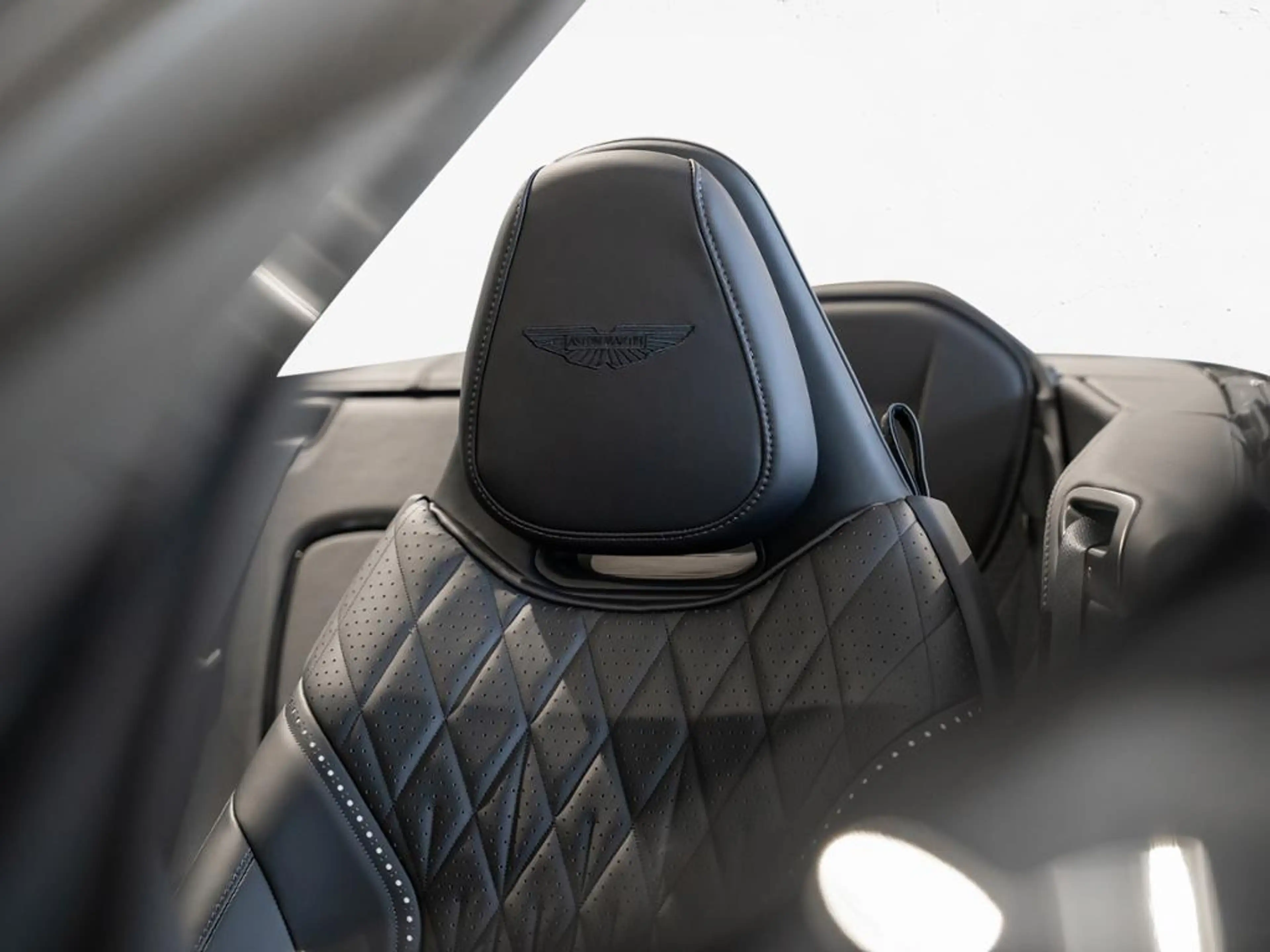 Aston Martin DB12 Volante Aston Martin Hamburg — photo 6