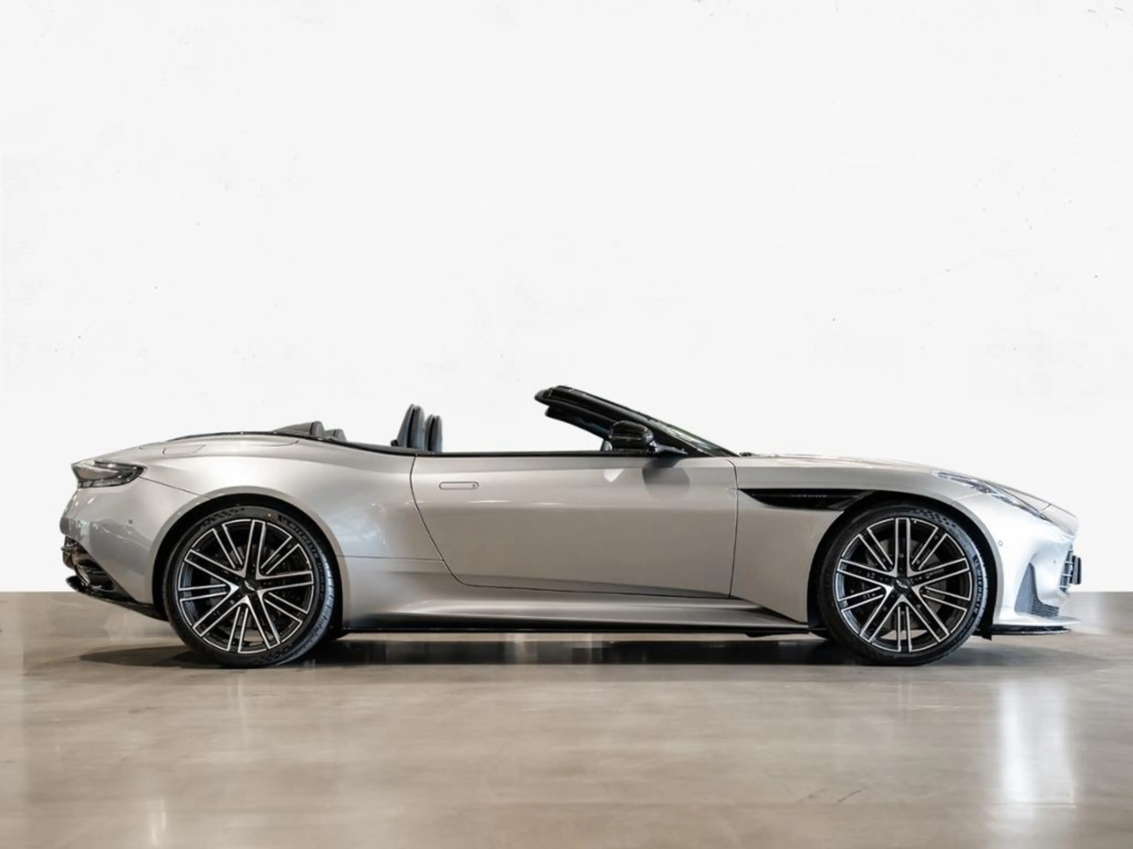 Aston Martin DB12 Volante Aston Martin Hamburg — photo 15