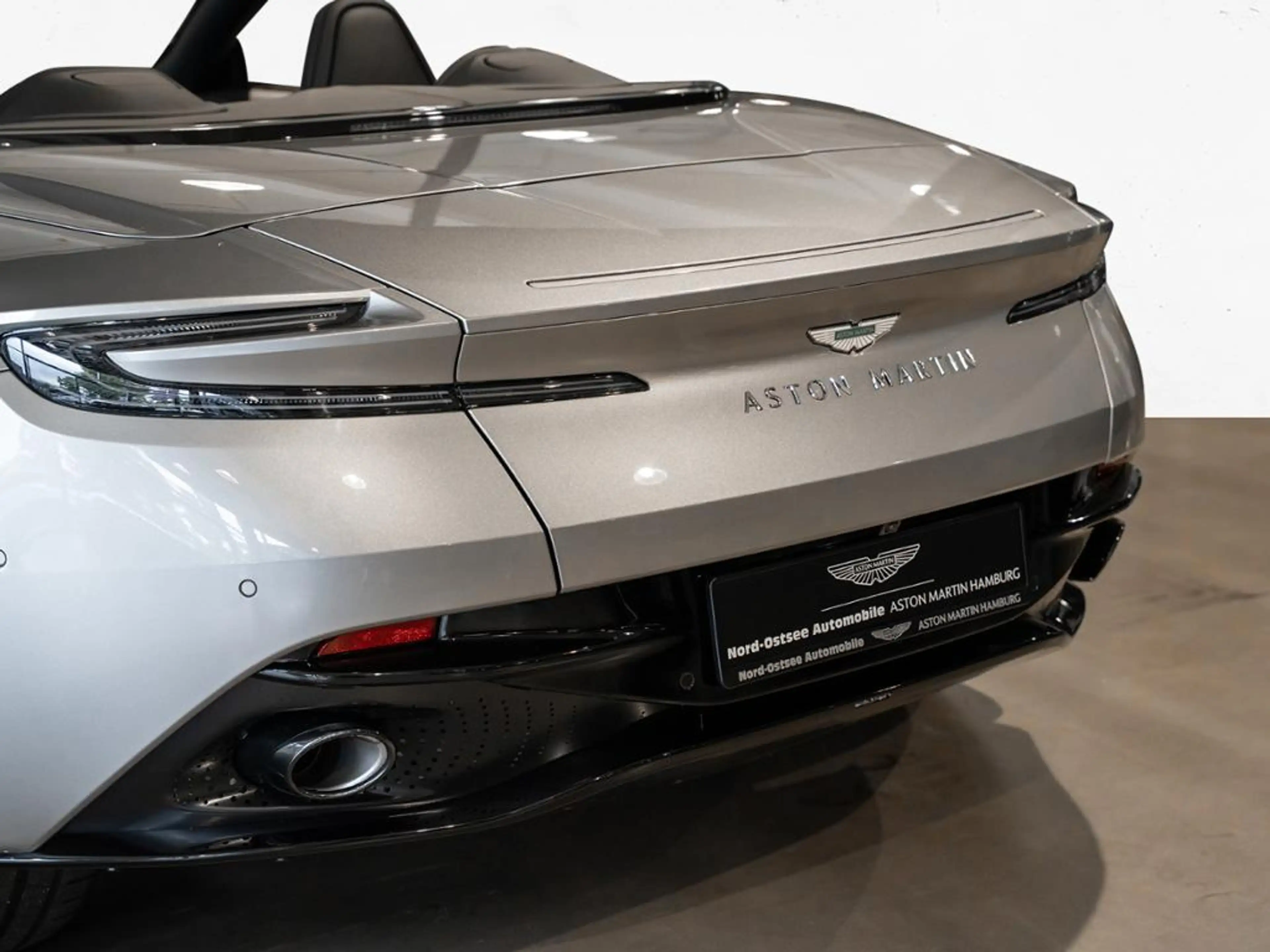 Aston Martin DB12 Volante Aston Martin Hamburg — photo 9