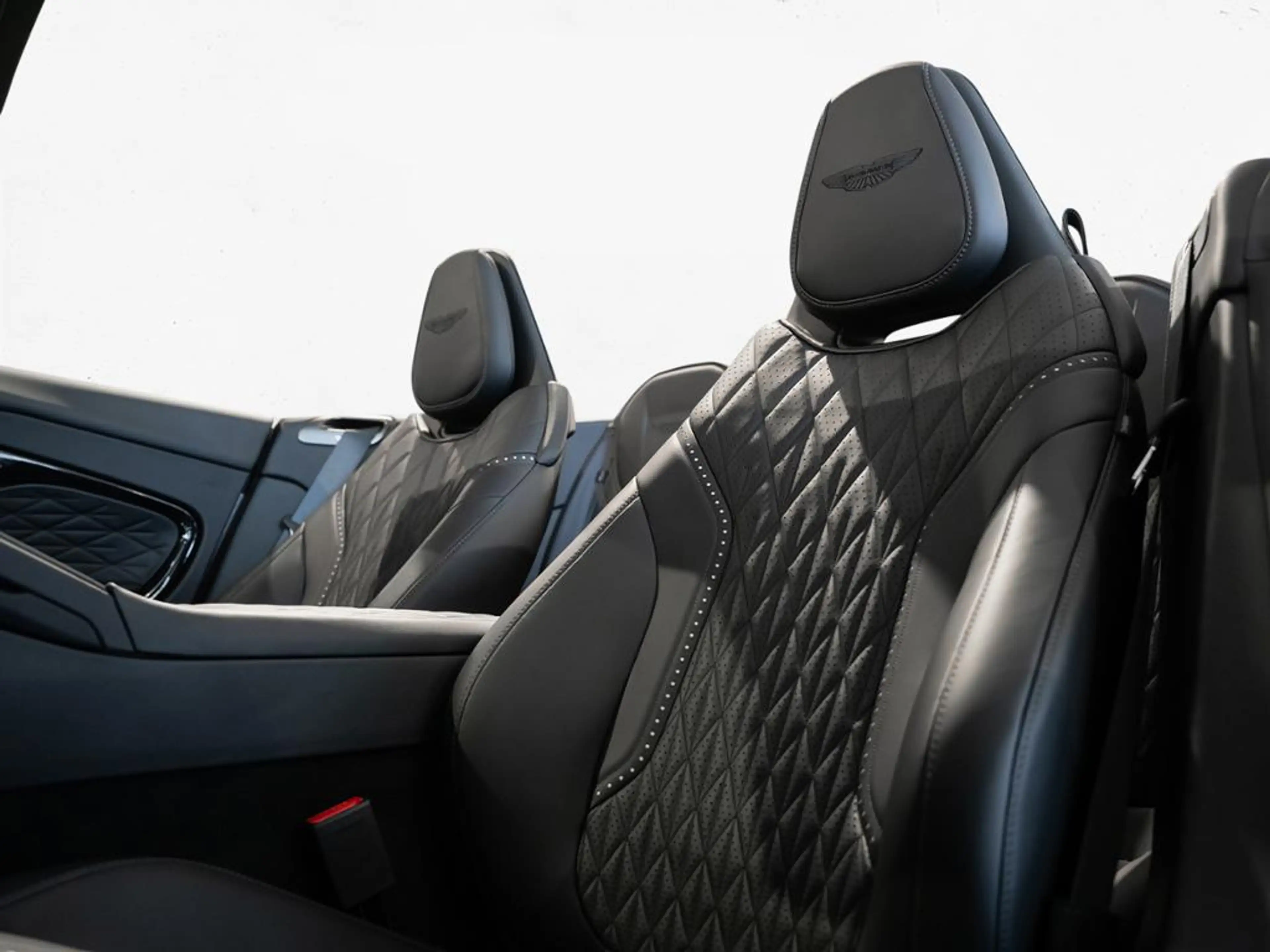 Aston Martin DB12 Volante Aston Martin Hamburg — photo 13