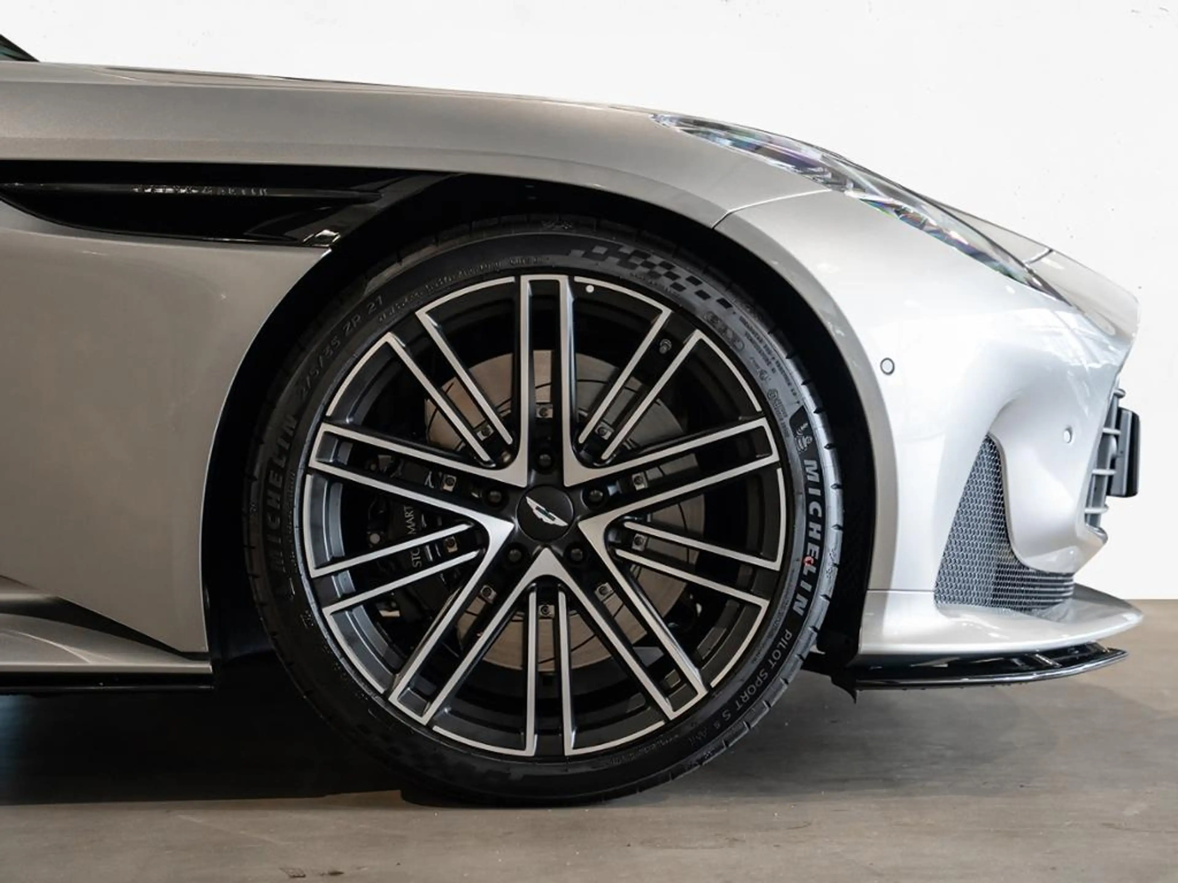 Aston Martin DB12 Volante Aston Martin Hamburg — photo 5