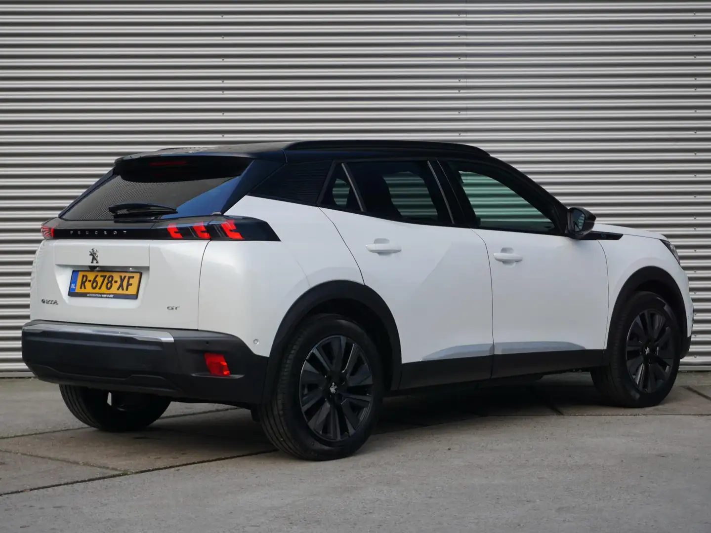 Peugeot e-2008 EV GT Pack 50 kWh Panoramadak | Alcantara Leder in Wit - 2