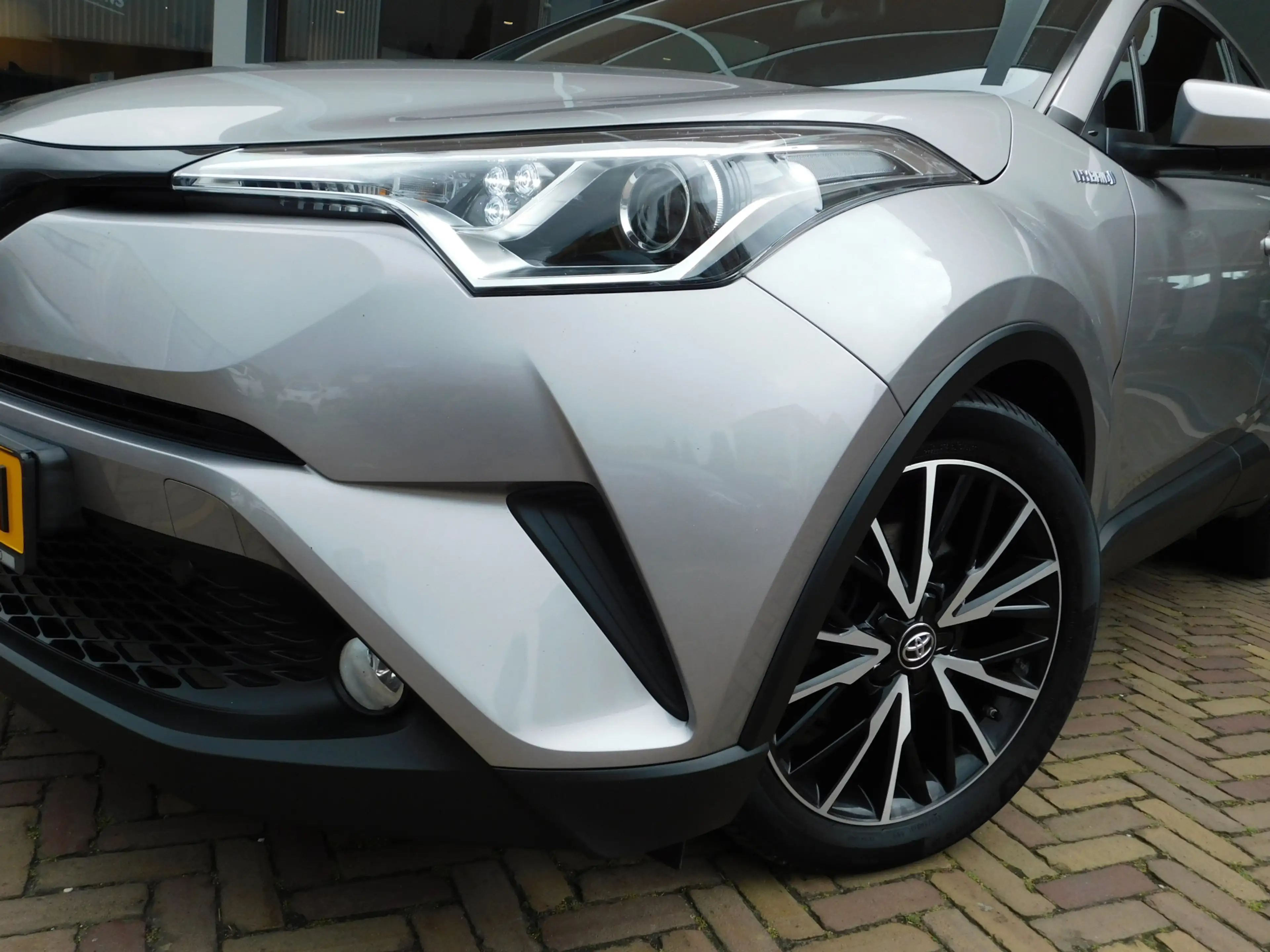 Toyota C-HR 1.8 Hybrid Dynamic — photo 2