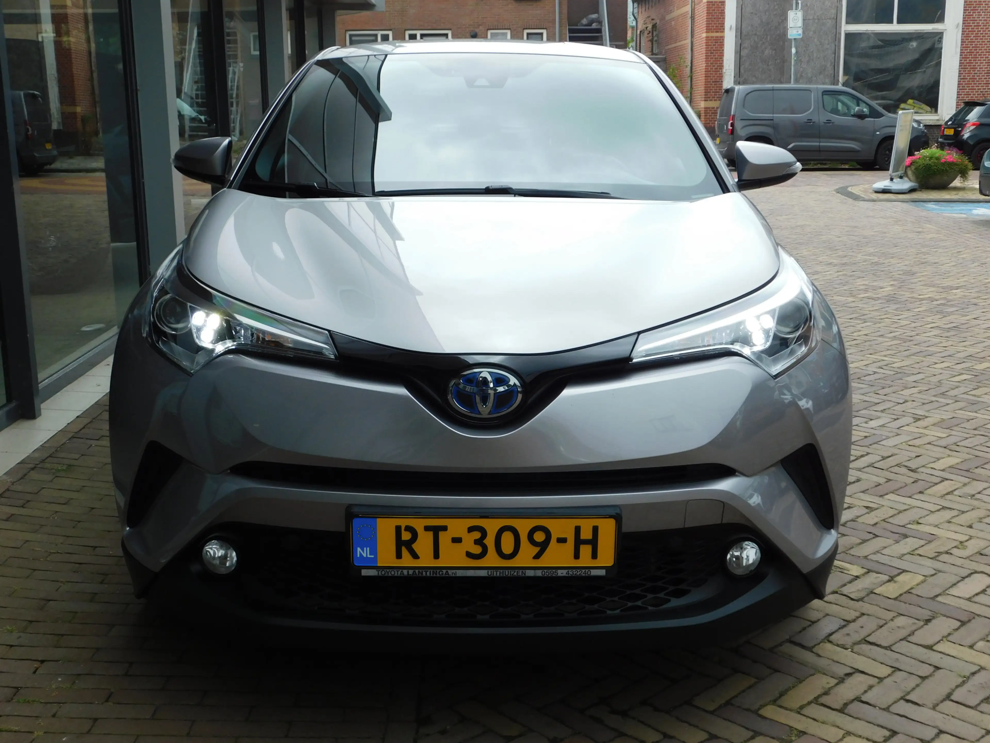 Toyota C-HR 1.8 Hybrid Dynamic — photo 3