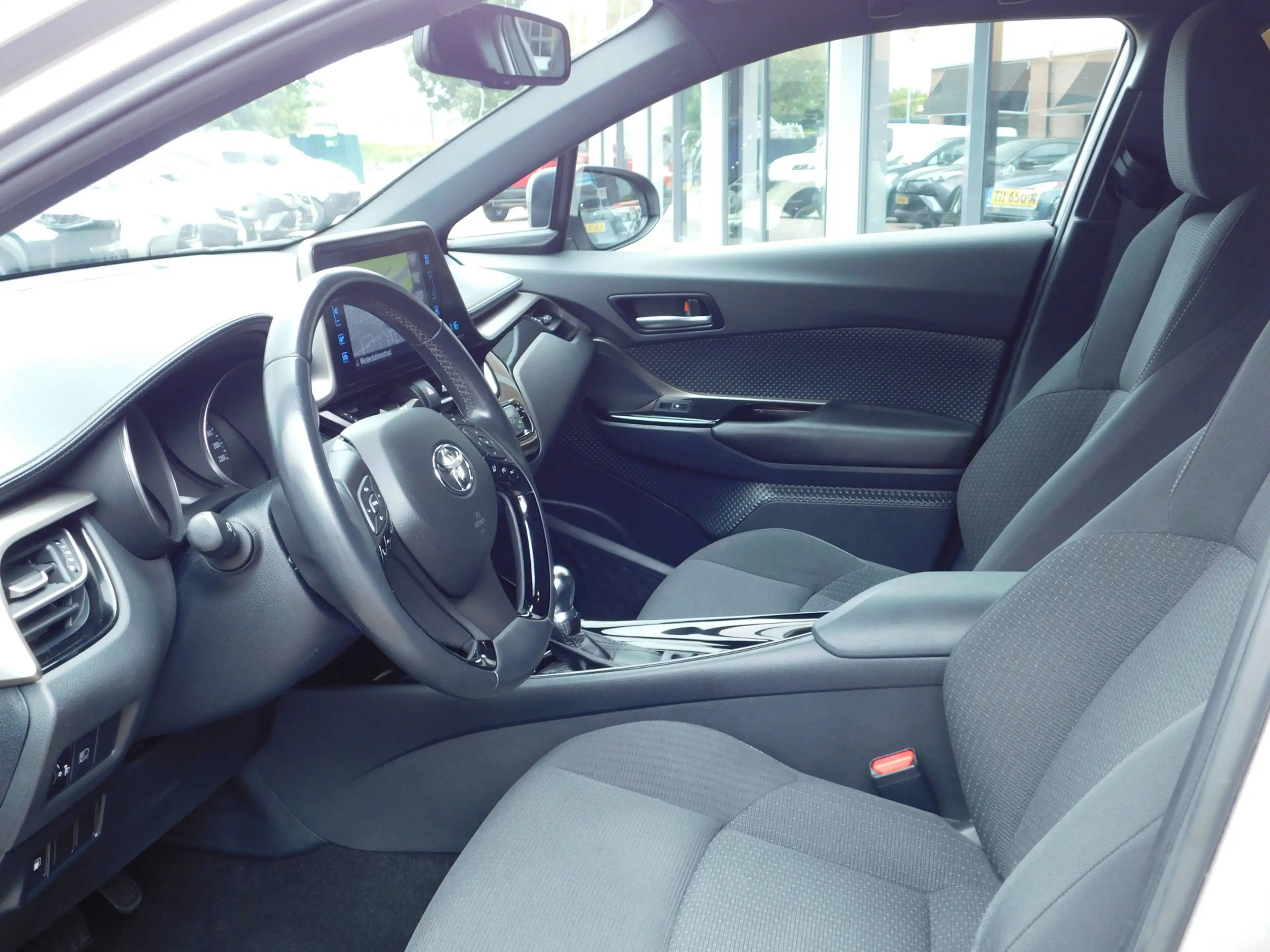 Toyota C-HR 1.8 Hybrid Dynamic — photo 8