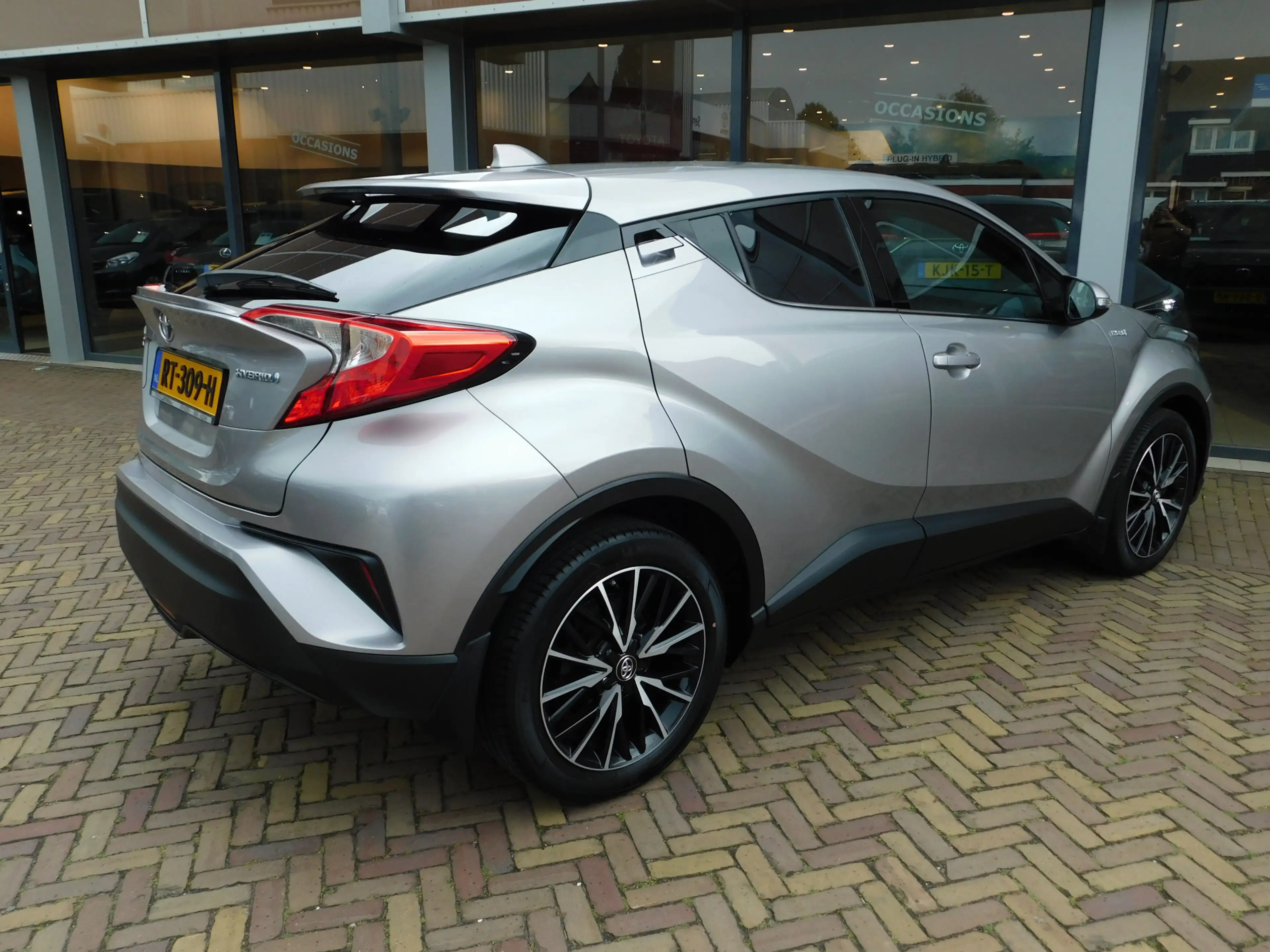 Toyota C-HR 1.8 Hybrid Dynamic — photo 6