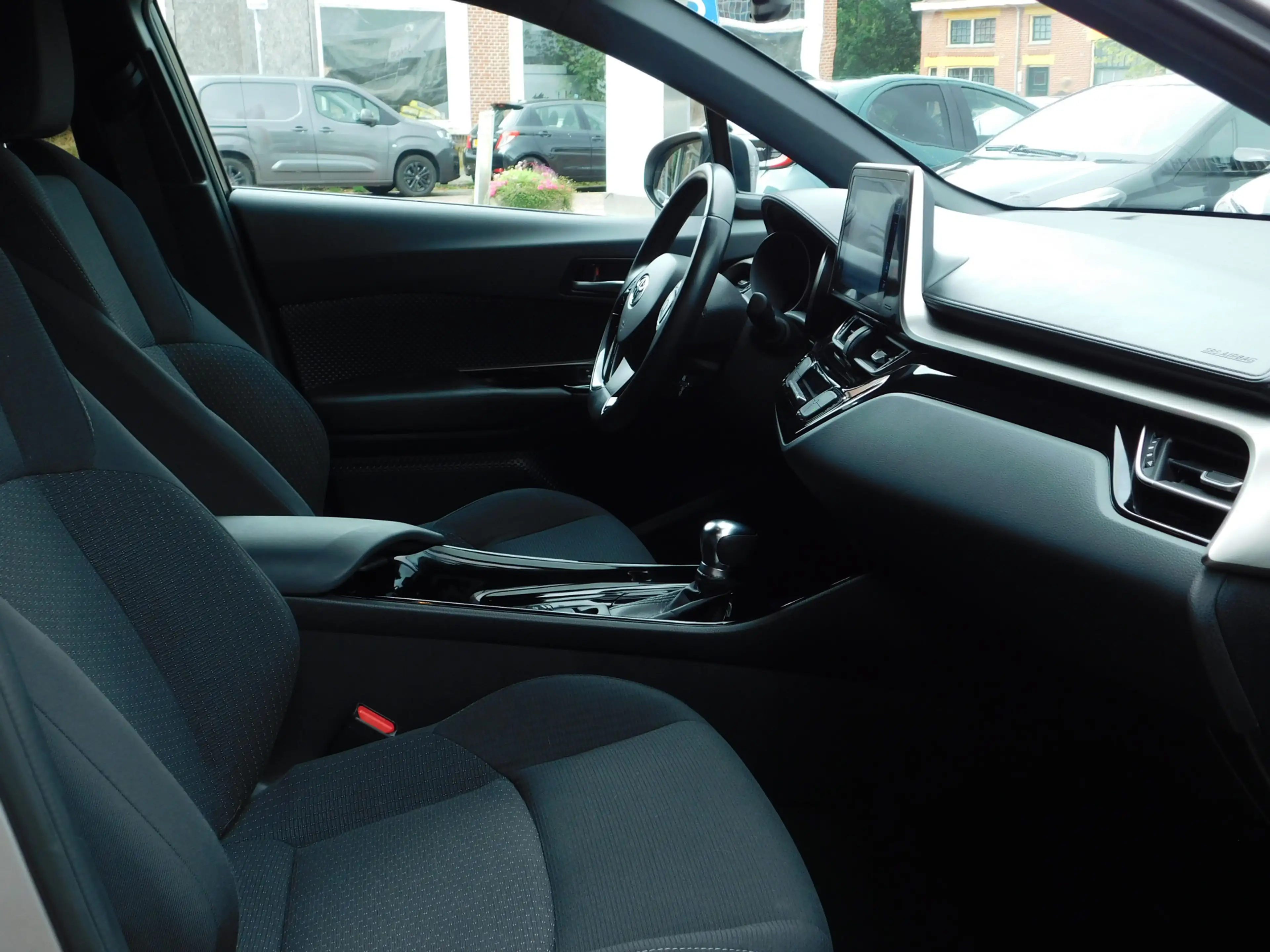 Toyota C-HR 1.8 Hybrid Dynamic — photo 11