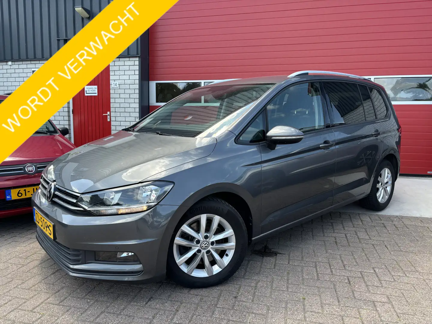 Volkswagen Touran 1.5 TSI 150PK Comfortline Business 7p CAMERA / STO Grijs - 1