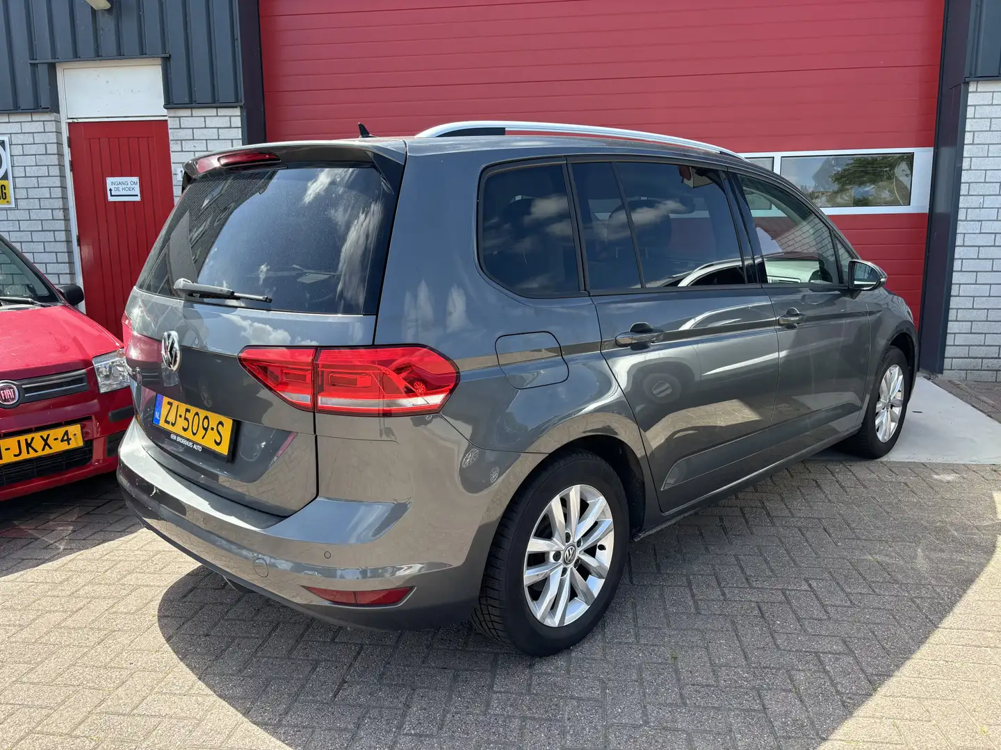 Volkswagen Touran 1.5 TSI 150PK Comfortline Business 7p CAMERA / STO Grijs - 2