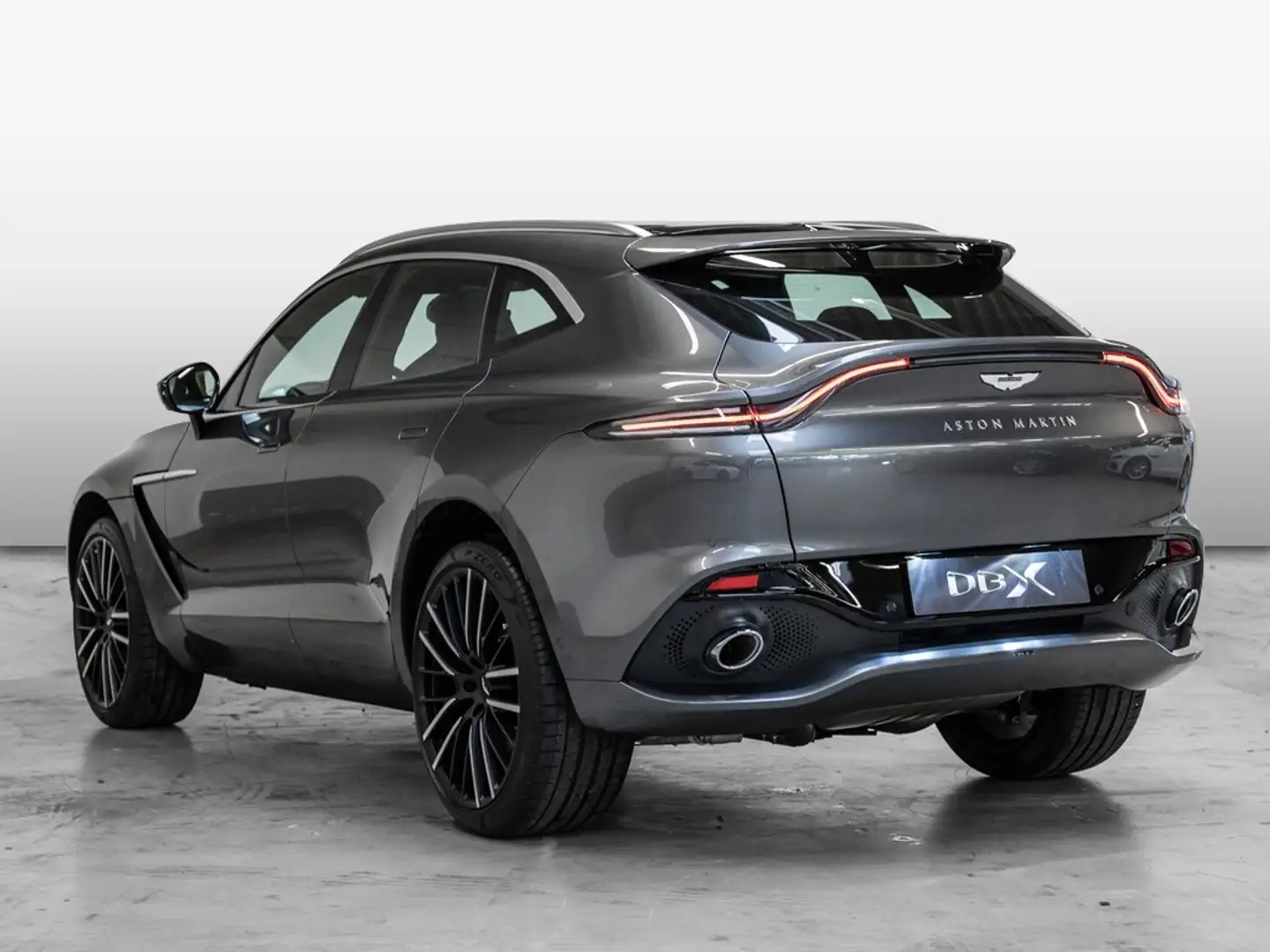Aston Martin DBX Magnetic Silver Onyx Black Серебристый - 2