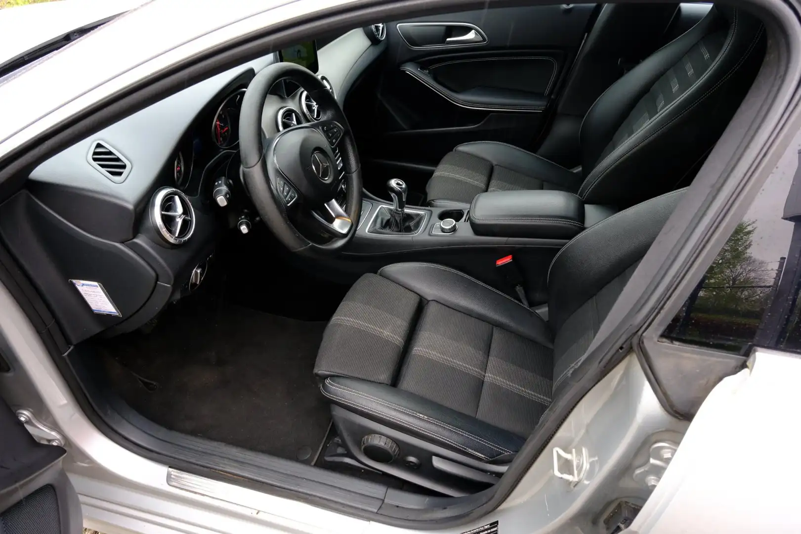 Mercedes-Benz CLA 180 Business Solution Navi|Airco|LMV|Sportstoelen Grijs - 2