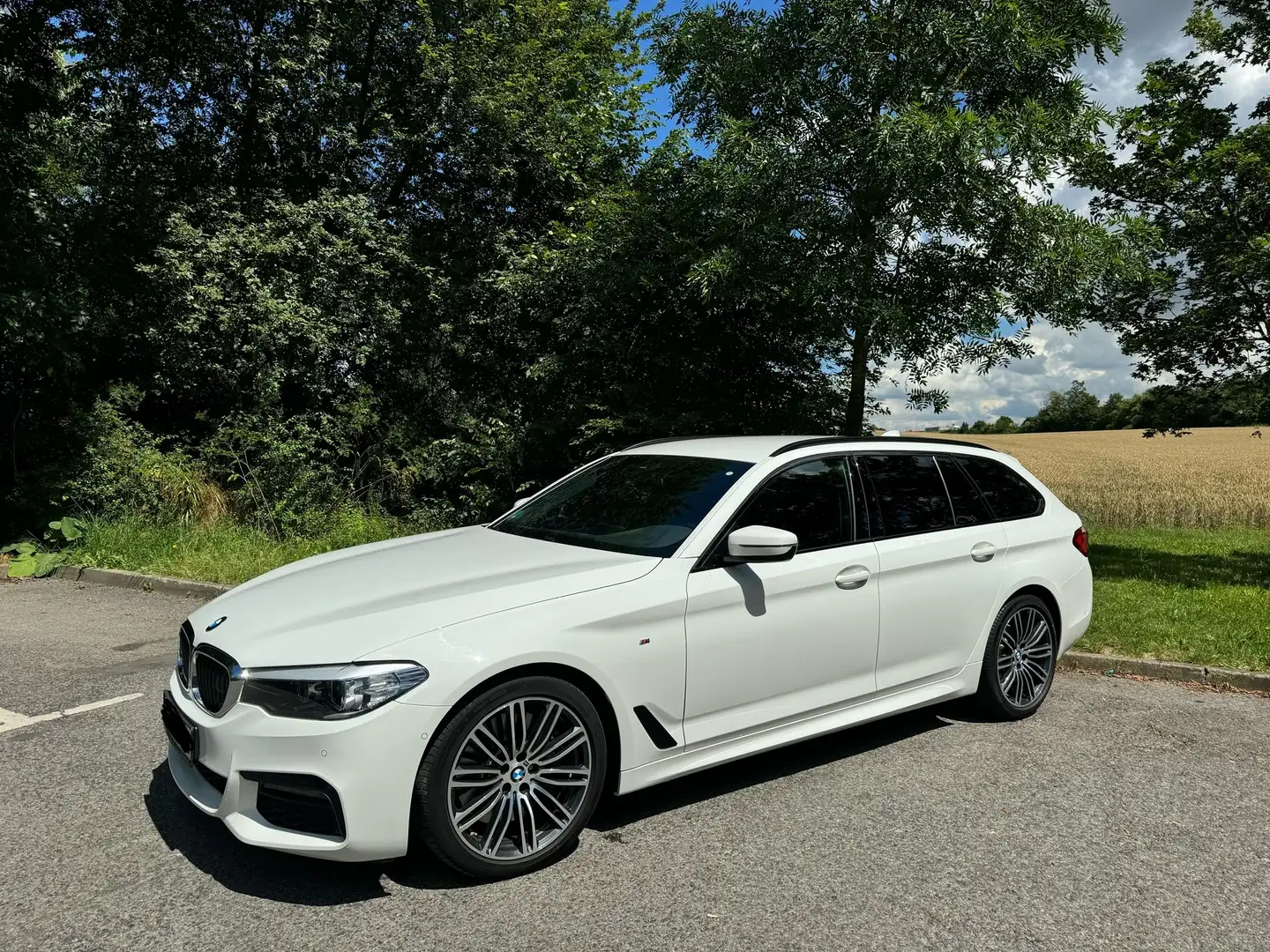 BMW 540 540i Touring xDrive Aut. Sport Line Bílá - 1