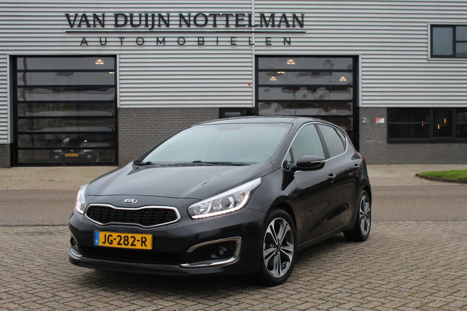 Kia Ceed / cee'd 1.0 T-GDi DynamicLine / Camera / Navigatie / N.A.P Zwart - 1
