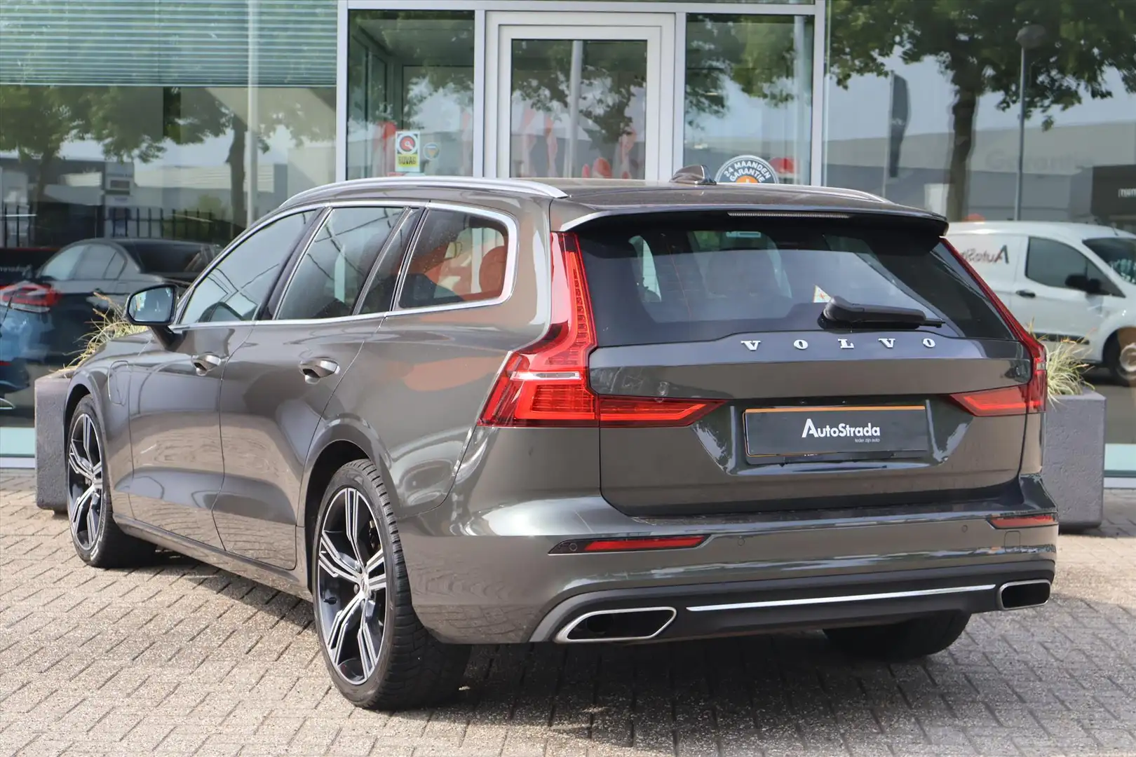 Volvo V60 T6 Inscription Twin Engine 340pk AWD | Leder | Mem Grijs - 2