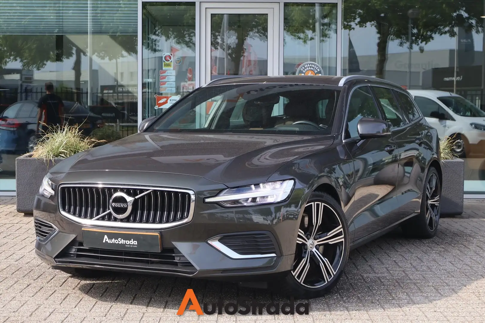 Volvo V60 T6 Inscription Twin Engine 340pk AWD | Leder | Mem Grijs - 1