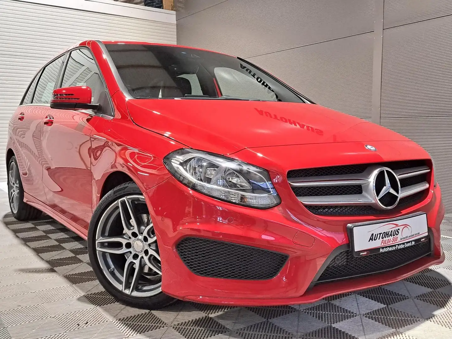 Mercedes-Benz B 200 AMG-Line°RFK°TWA°Shzg°Keyless°Tempomat°FSE Rood - 1
