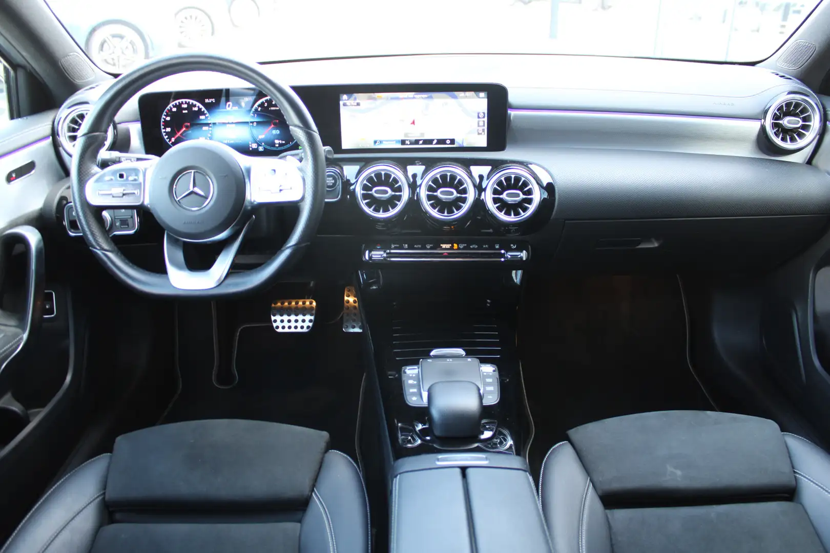 Mercedes-Benz A 250 250e AUT8 AMG Limited NIGHT SFEER CARPLAY WIDESCRE Grijs - 2