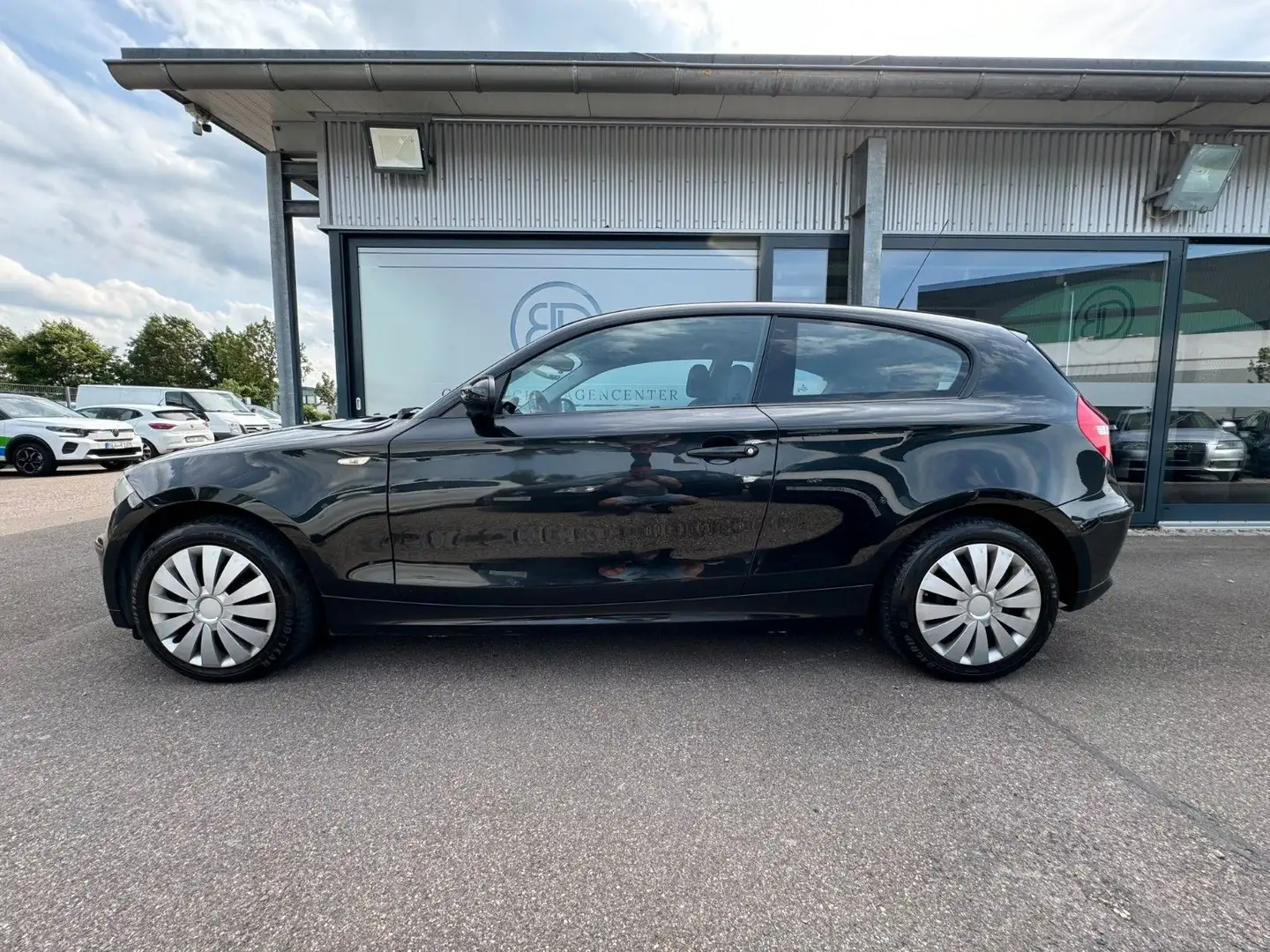 BMW 118 i Baureihe 1 Lim*Klima*Automatik*Euro4*SHZ* Schwarz - 2