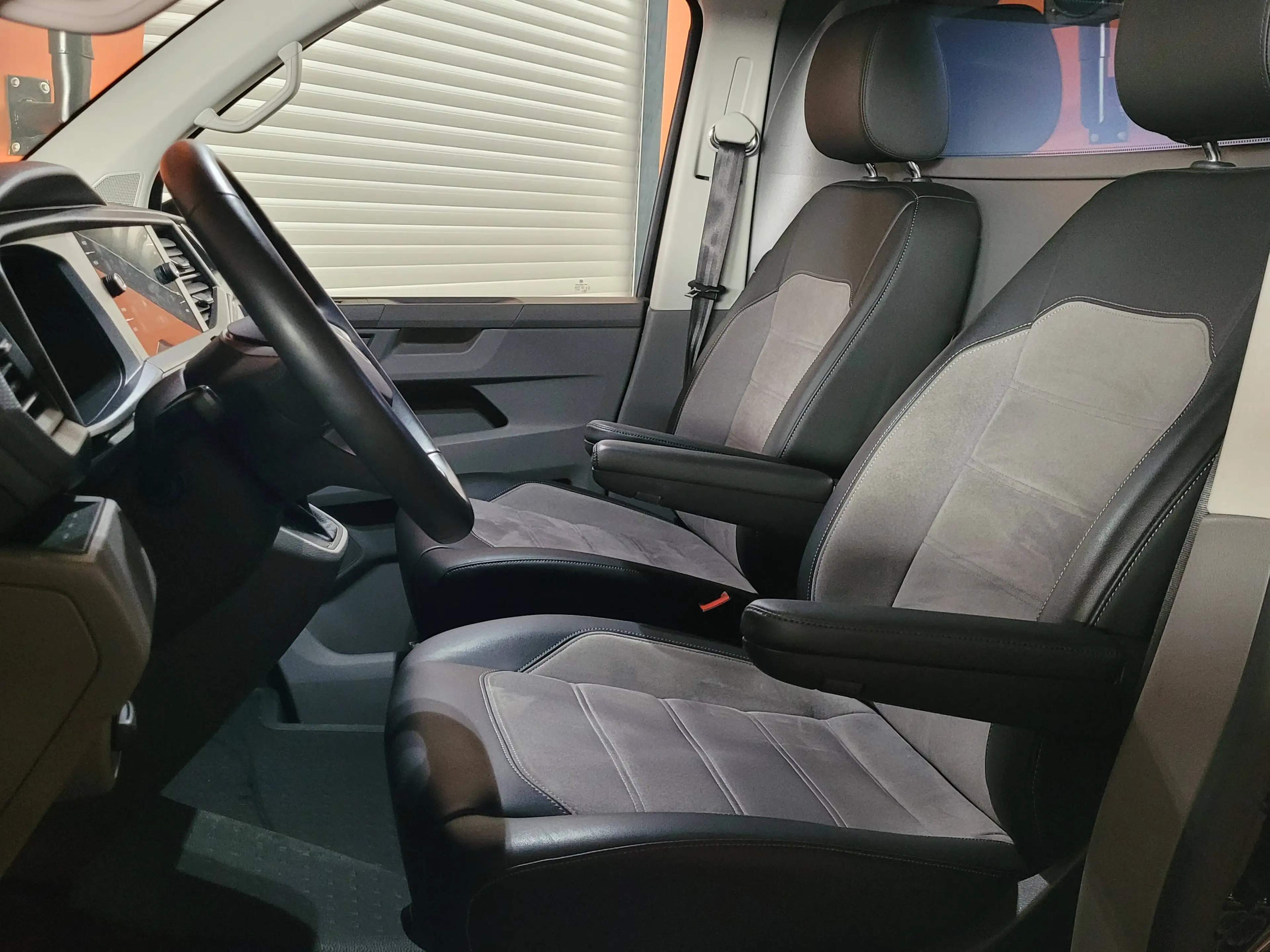 Volkswagen T6.1 Transporter Exclusiv Black Edition *Camper*Alcantara* 20Zoll*Einzelstück* — photo 7