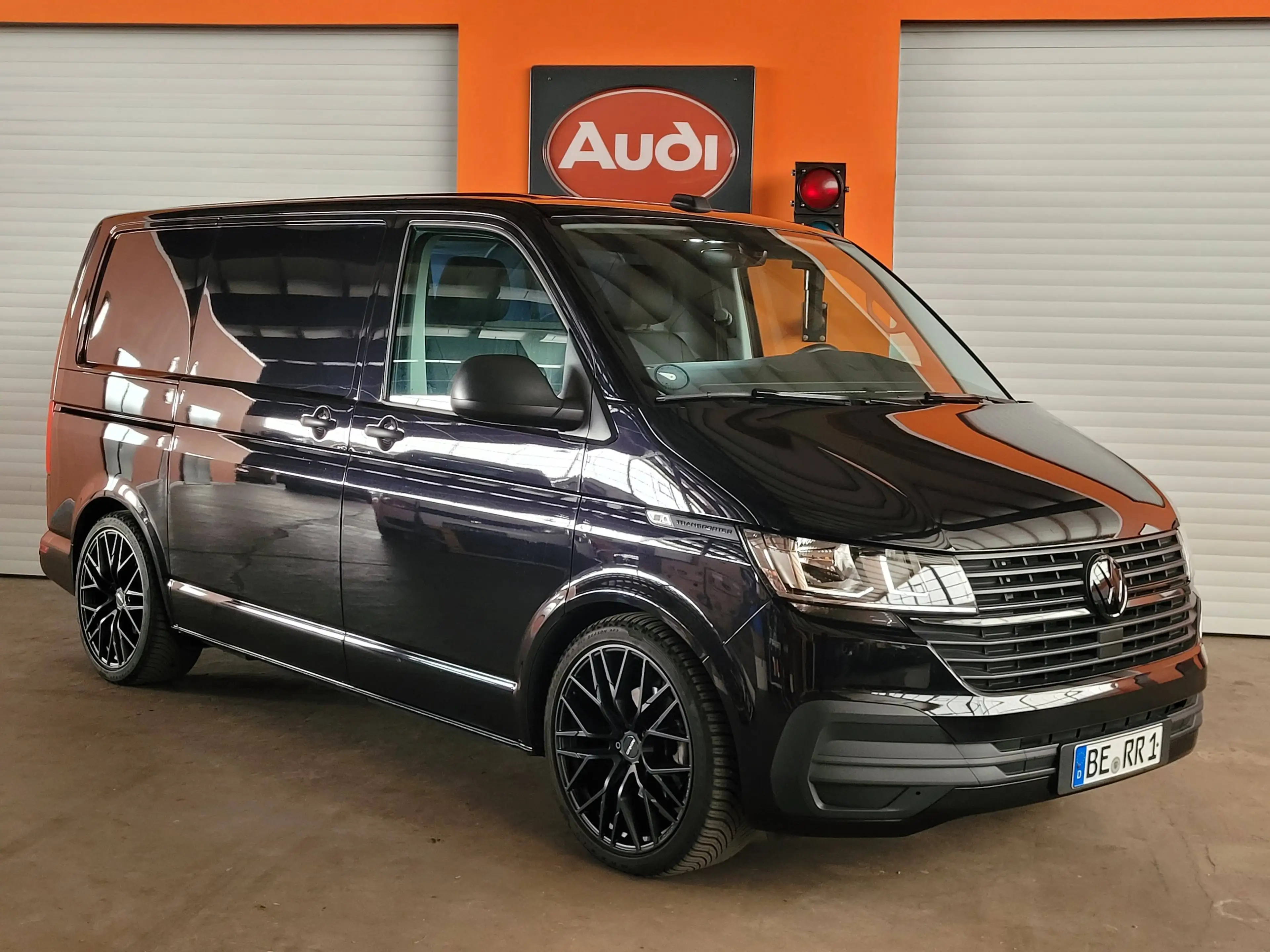 Volkswagen T6.1 Transporter Exclusiv Black Edition *Camper*Alcantara* 20Zoll*Einzelstück* — photo 2