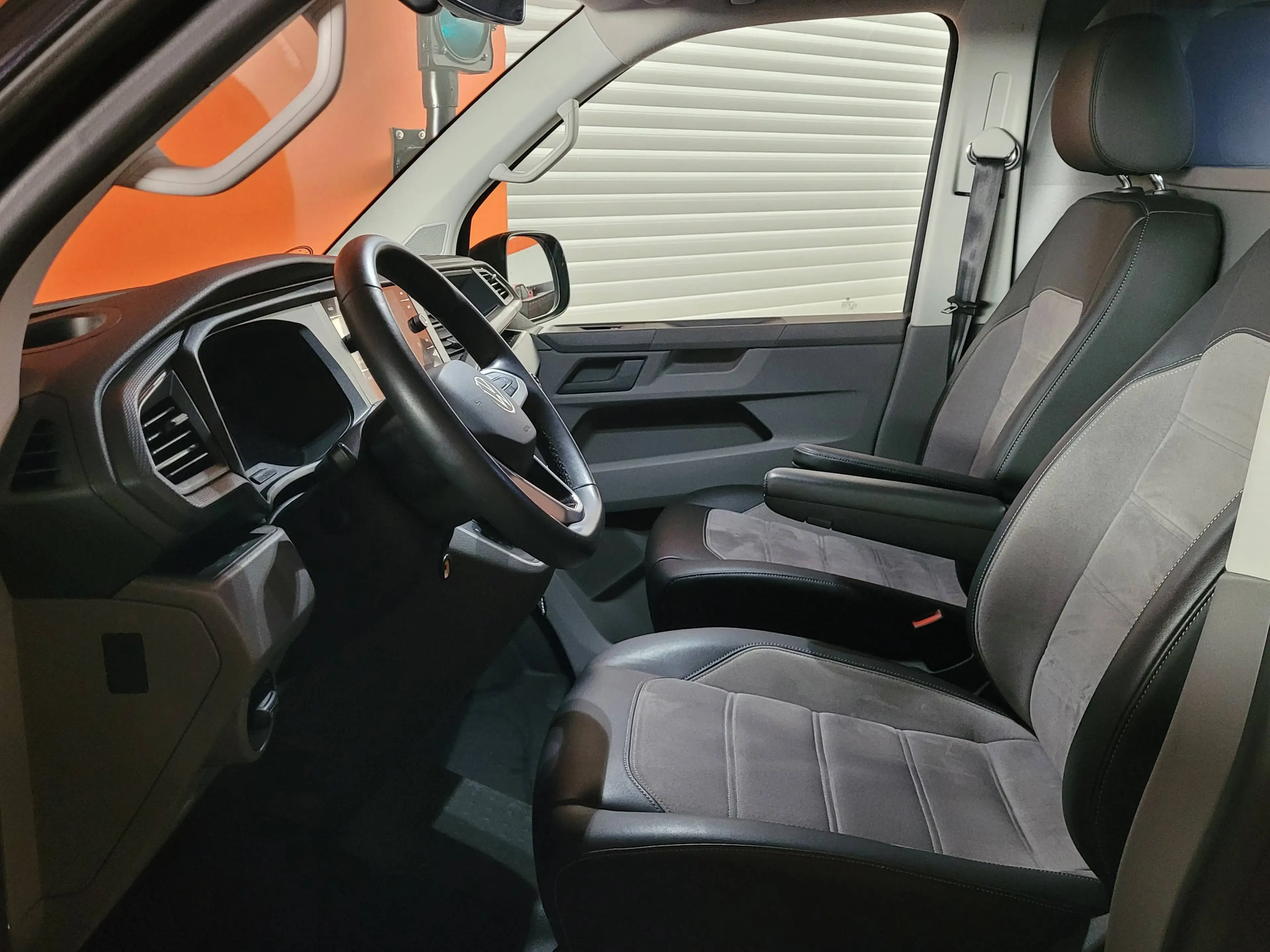 Volkswagen T6.1 Transporter Exclusiv Black Edition *Camper*Alcantara* 20Zoll*Einzelstück* — photo 8
