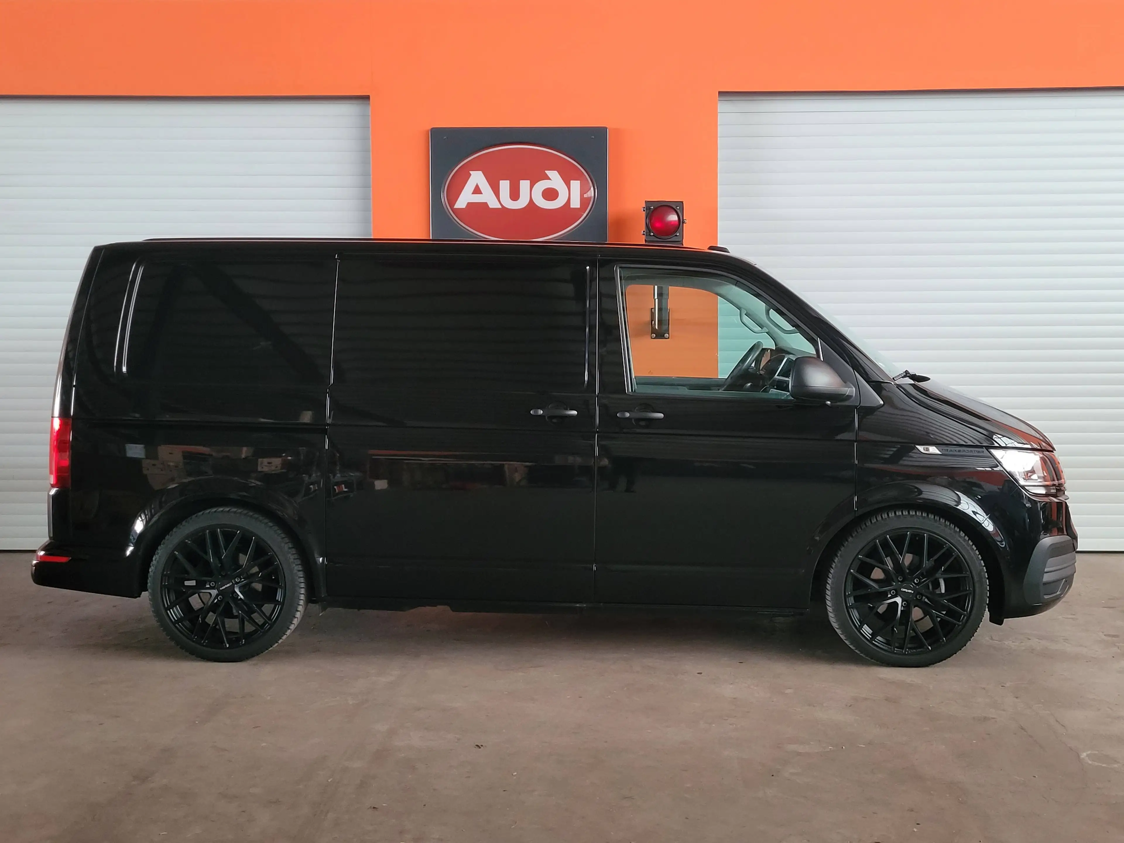 Volkswagen T6.1 Transporter Exclusiv Black Edition *Camper*Alcantara* 20Zoll*Einzelstück* — photo 4