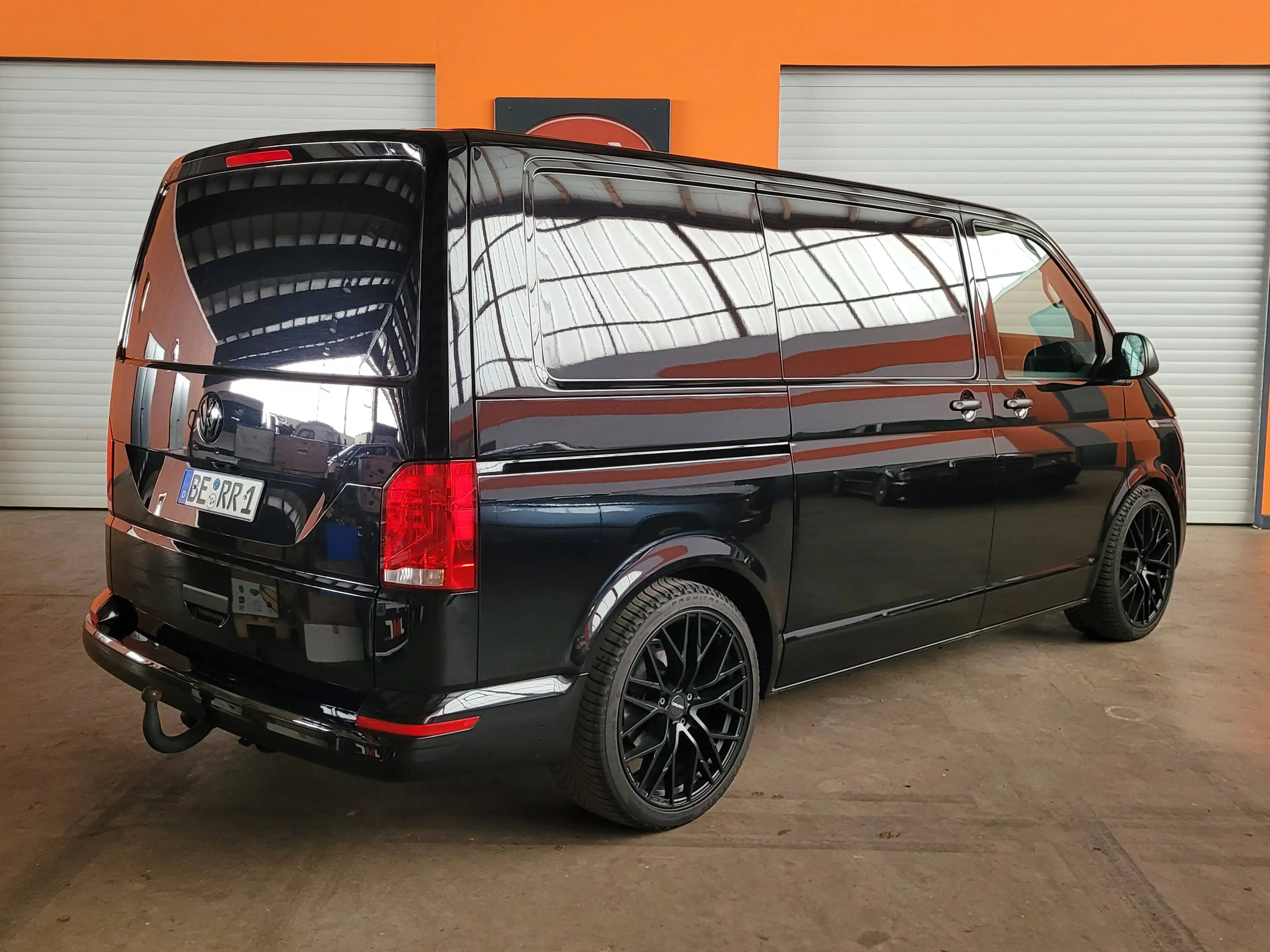 Volkswagen T6.1 Transporter Exclusiv Black Edition *Camper*Alcantara* 20Zoll*Einzelstück* — photo 3