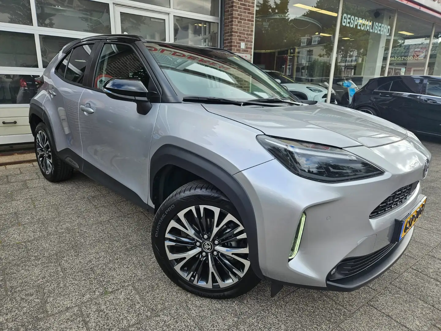 Toyota Yaris Cross 1.5 Hybrid 130 Executive NL-auto Premium pack Grijs - 2