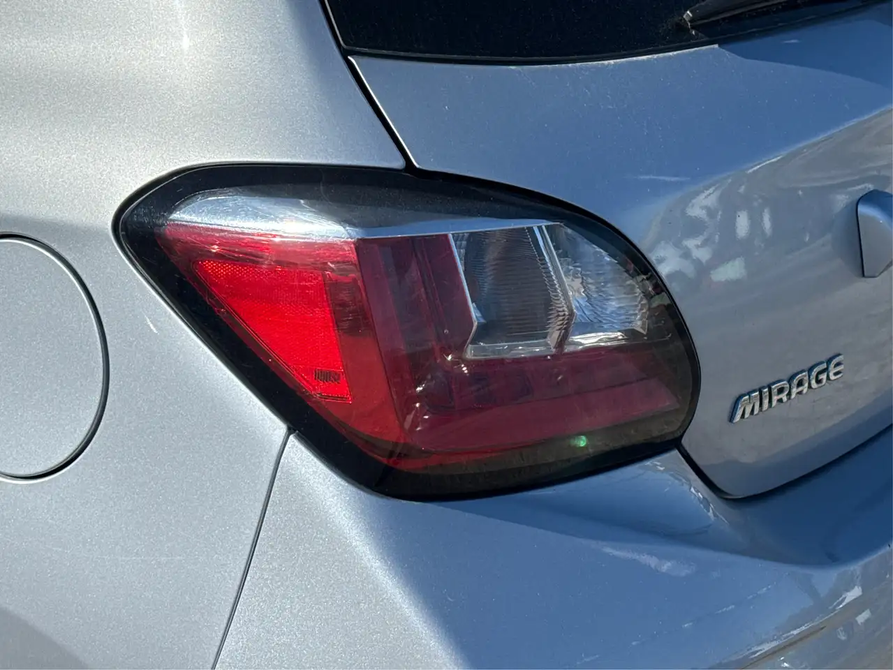 Mitsubishi Mirage снимка Mitsubishi Mirage
