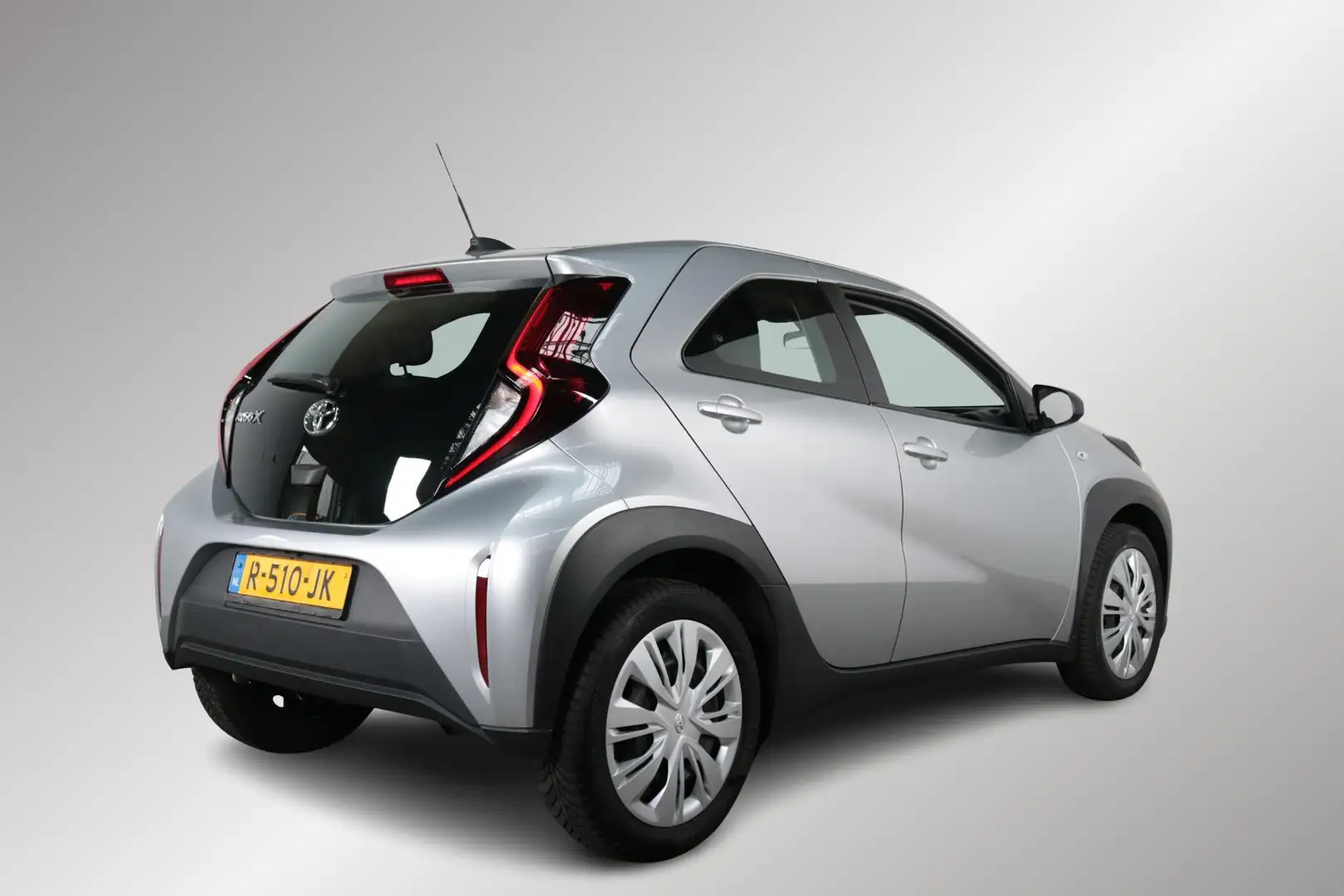 Toyota Aygo X 1.0 VVT-i MT Play, 1e eigenaar, NL auto , All seas Zilver - 2