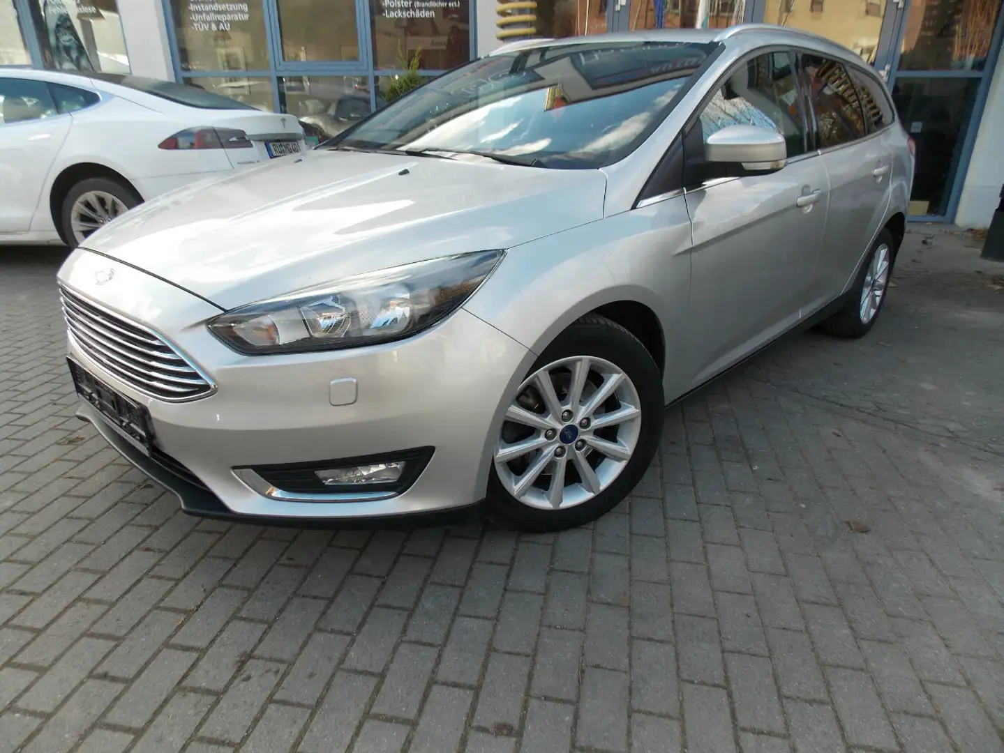 Ford Focus 1.5 Titanium Navi"Sitz und Scheibenheizung"AHK Silber - 1