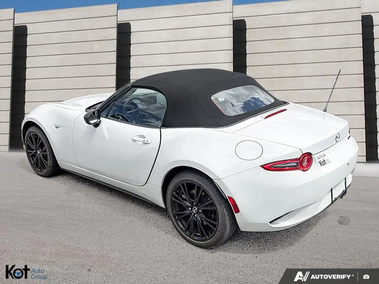 Mazda MX-5 Miata photo Mazda MX-5 Miata