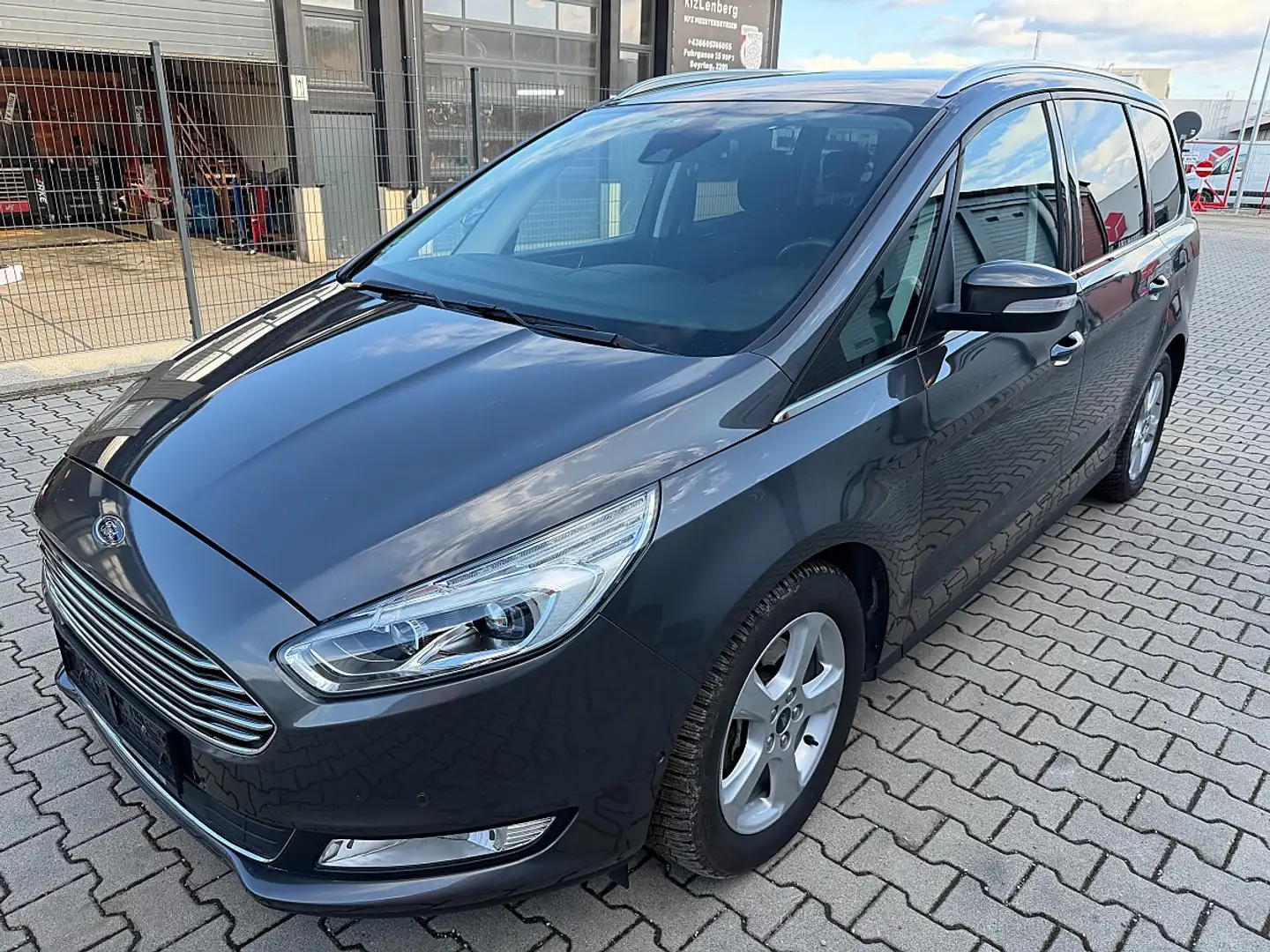 Ford Galaxy 2,0 TDCi 7 Sitzer AWD Titanium Start/Stop Grau - 1