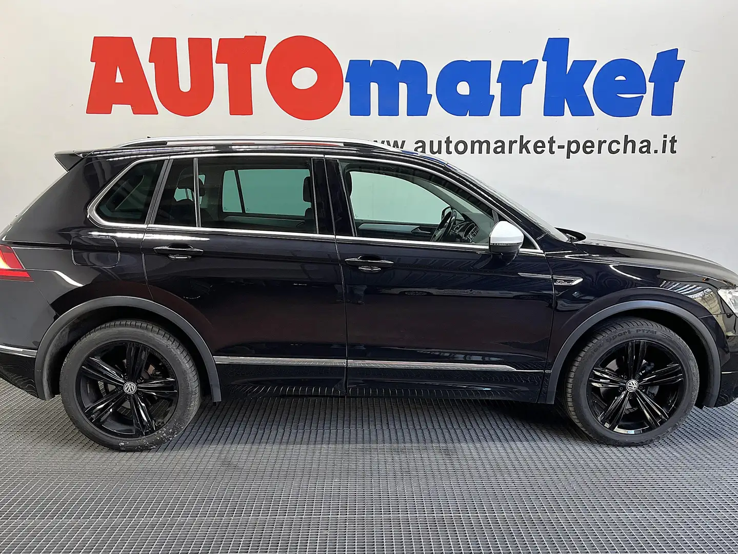 Volkswagen Tiguan 2.0 TDI 4motion DSG R-Line Zwart - 1