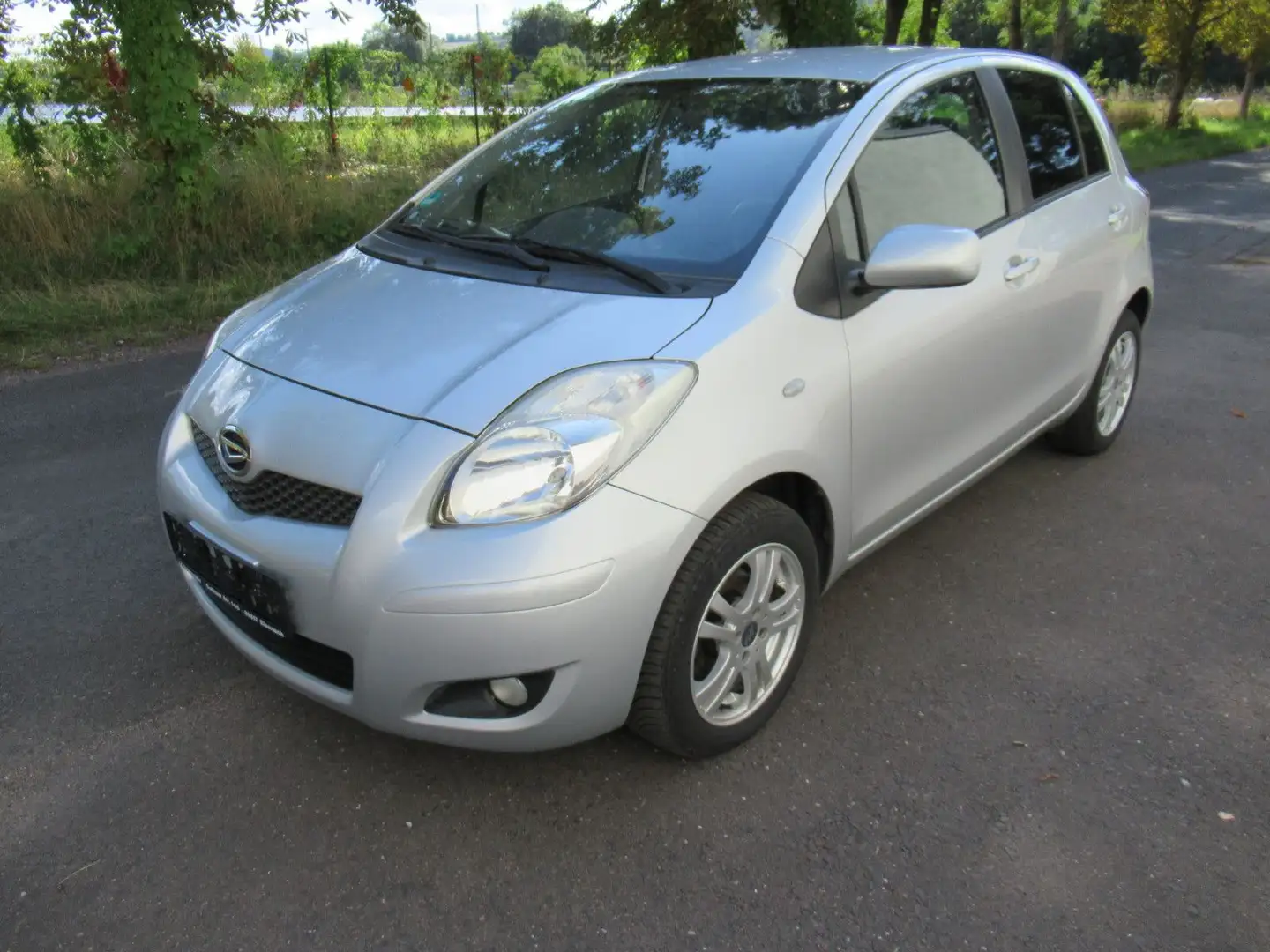 Daihatsu Charade 1,33 Dual-VVT-i Top Klima/Navi/ZV/LM... Silber - 1